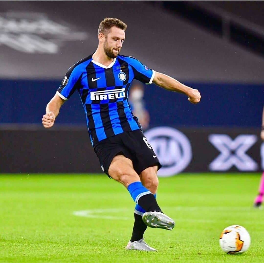 ステファン・デ・フライさんのインスタグラム写真 - (ステファン・デ・フライInstagram)「Si vola ai quarti! Avanti così💪⚫️🔵 #UEL」8月6日 20時11分 - stefandevrij