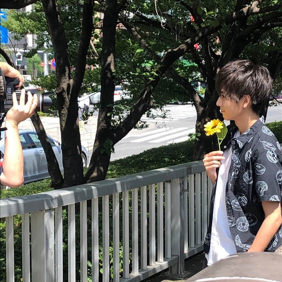 池岡亮介のインスタグラム：「本日は取材。 ドーナツの主張が激しいけど、食べたくならないのは暑さのせい。  #POTATO」