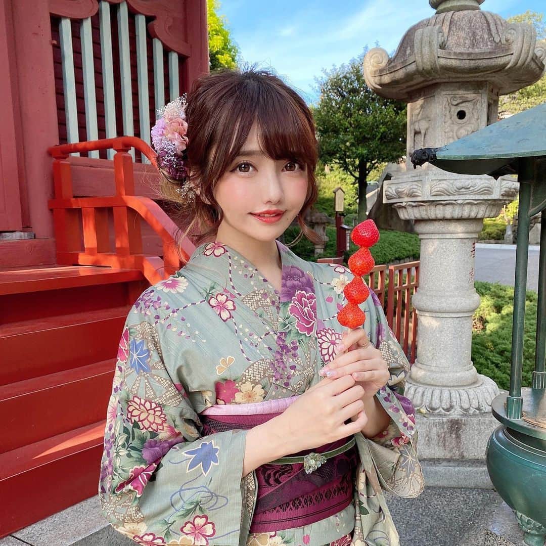 遠藤 玲奈 /endo renaのインスタグラム：「🍓🍓🍓 この浴衣とてもすき。 あー夏みたいなことしたい🍉 スイカの絵文字好きだけどスイカたべれぬ遠藤です。  #浴衣 #ヘアアレンジ #浴衣ヘア #着物ヘア #浴衣女子 #浅草さわだ屋 #編み込みヘア #和装 #和服 #着物ヘア #浴衣コーデ #着物コーデ #浴衣レンタル #インナーカラー #アッシュ #グレージュ #サロン」