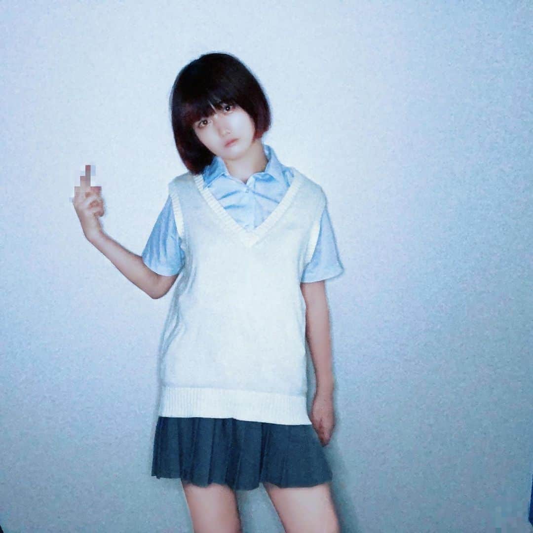 のインスタグラム：「そういえば夏休みじゃないですか、！！！！！！！！！！！！！れ！！！！！！！ 🌻 🌻 🌻 🌻 🌻 #制服 #アイドル #idol #夏休み #暑い #フィルムカメラ #フィルム写真 #filmphotography #film #filmcamera」