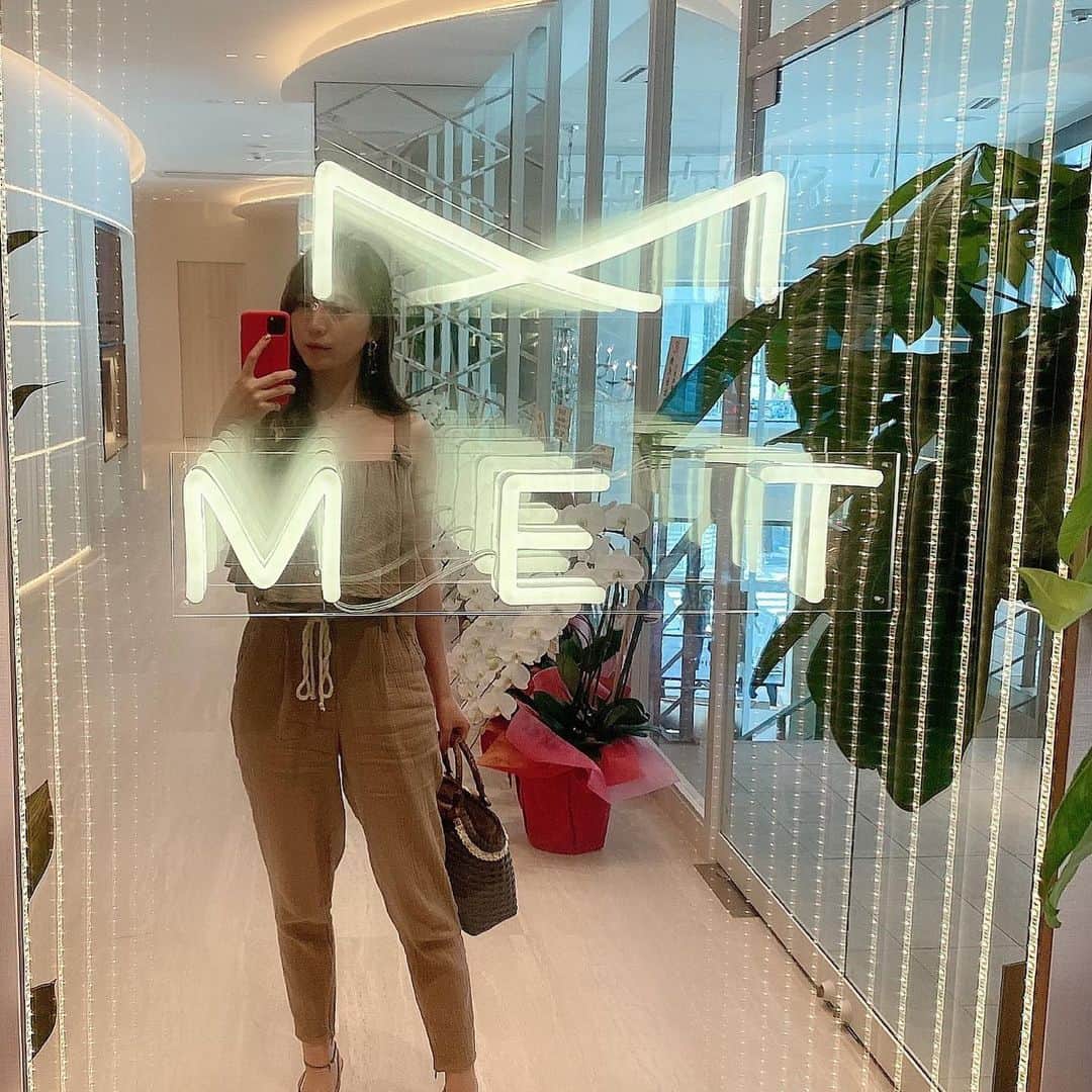 堀尾実咲のインスタグラム：「オープンしたばかりの @met_beauty_clinic  にいってきました☺️  場所はだいすきな表参道♡ お買い物や お友達とお茶するのに 訪れることの多い場所なので、 お出かけのついでに メンテナンスで 立ち寄ることもできるし 有難いです☺️❤️  クリニック内は 清潔感があって綺麗✨🤭  全て個室にて 案内してくださる所も こういった世の中なので 嬉しい✨😌  スタッフさん方も 皆さん優しくて とても素敵なクリニックです🤍  堀尾実咲のインスタ見た！ と予約すると ビタミンC注射が ついてくるみたいでお得なので ぜひぜひ☺️ 免疫力向上に 効果があるみたいだから 今こそ必要だ＼(^o^)／✨✨  #メット #metbeautyclinic #美肌 #ツヤ肌 #美容クリニック #美容皮膚科 #美容外科 #最先端美容 #beauty #再生医療 #小顔 #リフトアップ #アンチエイジング #表参道 #骨董通り」
