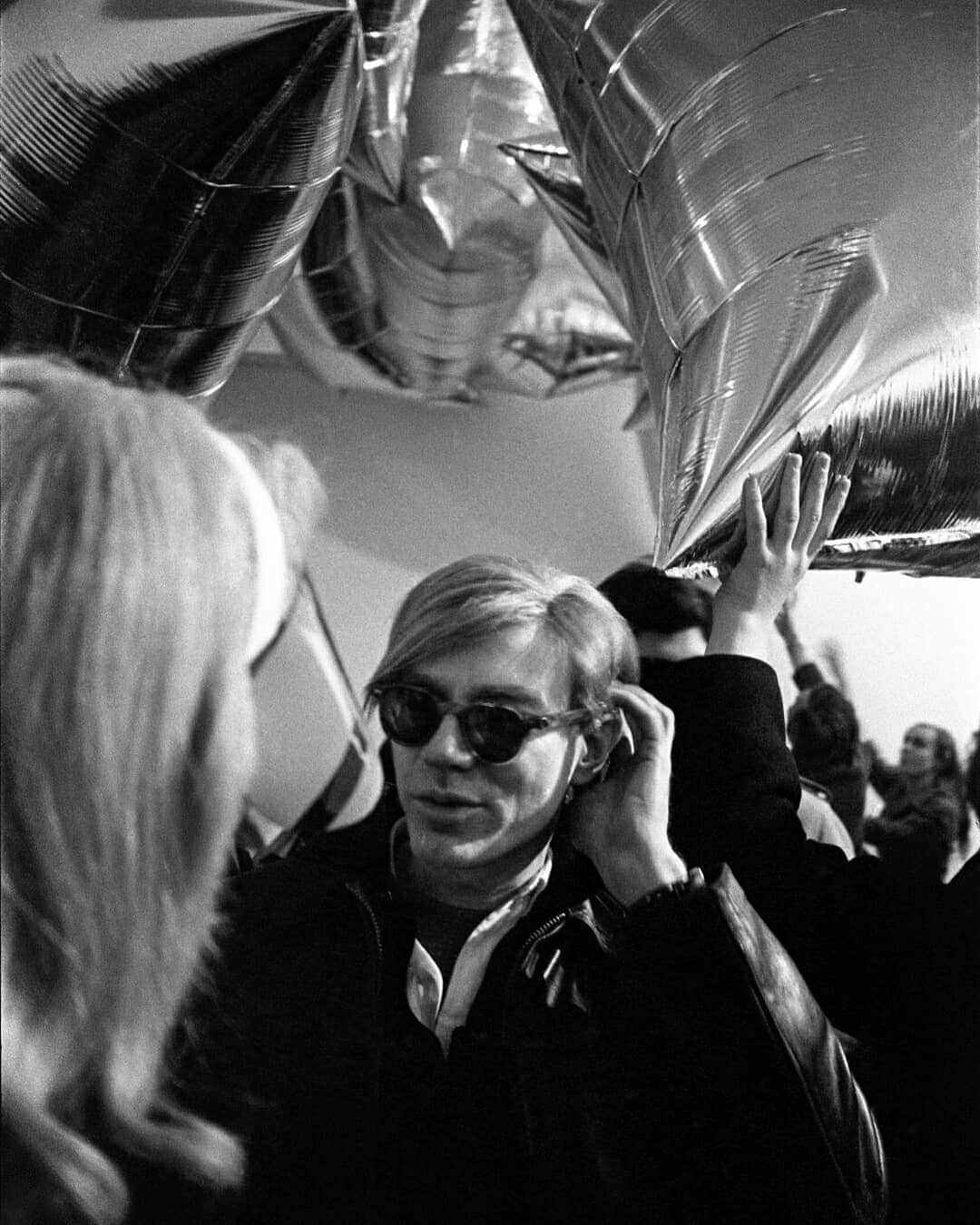 テート・ギャラリーさんのインスタグラム写真 - (テート・ギャラリーInstagram)「#AndyWarhol was born #onthisday in 1928. 🎈 Here's the artist with his iconic 'Silver Clouds' installation in 1966. Described as 'floating paintings', the clouds are currently on display in the artist's major retrospective at Tate Modern. Find out more about Warhol's work by clicking the link in today's bio.  Exhibition in partnership with @BankofAmerica  Andy Warhol, Silver Clouds 1966 ☁️☁️☁️ The Andy Warhol Museum, Pittsburgh. 2020 The Andy Warhol Foundation for the Visual Arts, Inc. Licensed by DACS, London.」8月6日 20時18分 - tate