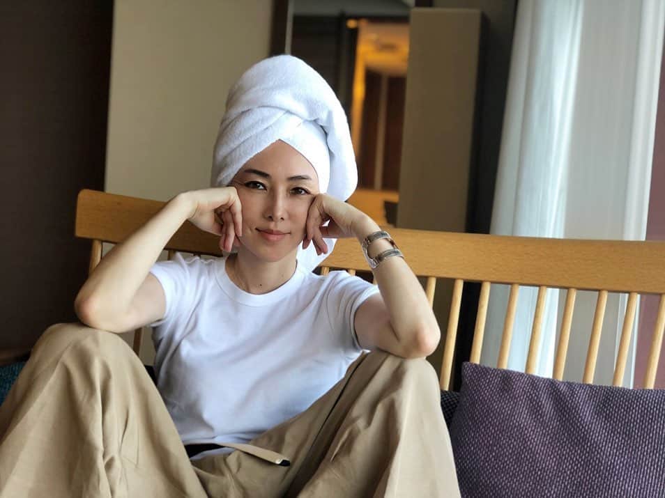 霧島れいかのインスタグラム：「頬っぺた引き上げ&コロナ太りで 顔丸くなったとこシレっと隠す作戦してる霧島は、 また一つ歳を重ねました。 いろいろですね今年は。 急によく分からない世の中の状態になり、 生涯忘れることのない誕生日となりました。 様々なこと今まで以上に 深く深く考えさせられています。 何があっても起きても 心の目を凝らしてみて小さかったとしても 幸せ見つけて人生は楽しんだ方がいい。 自分を励ましながら夢を持ってまた前をむいて。 そう思っています。 優しいお母さんなのに余命半年、 感じ悪い金持ちの奥様、すでに亡くなってる儚げな女、 精神病んでる女、愛人、犯人、 犯人と見せかけてちゃうんかい女、 幸薄い女役…などなどまだまだ。 これからもたくさんの方々に 楽しんで頂けるように頑張ります。 引き続きよろしくお願いします。 メッセージ下さった方ありがとうございました🙏✨ 感謝致します。  #mybirthday #0805」