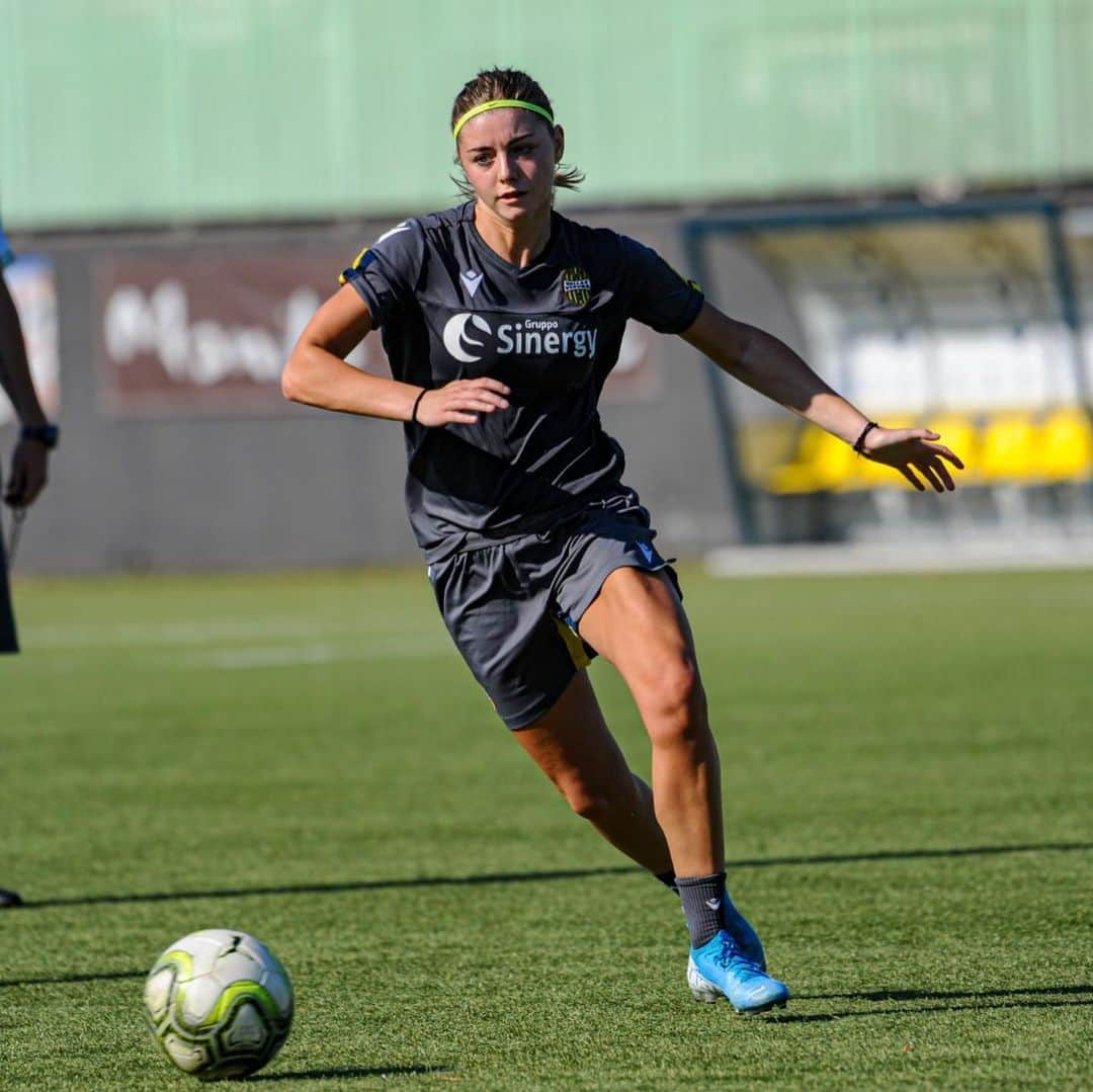 エラス・ヴェローナFCさんのインスタグラム写真 - (エラス・ヴェローナFCInstagram)「🔥 LA PRIMA GIORNATA DELLE WOMEN! #VeronaJuventus il 22 agosto‼️  La Serie A Femminile inizia a Verona 💛💙  #DaiVerona 🇸🇪 #HVWomen #CalcioFemminile」8月6日 20時20分 - hellasveronafc