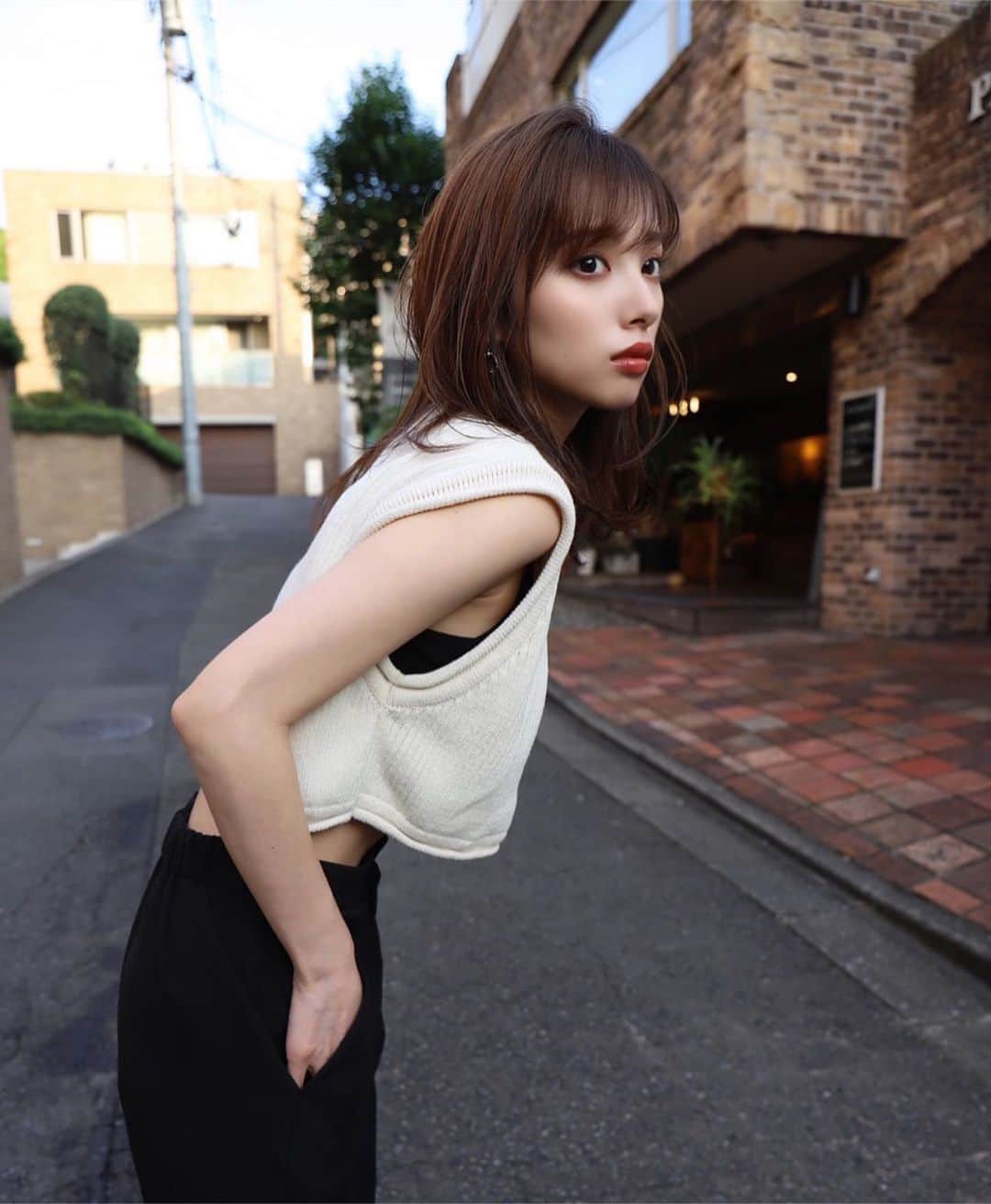 のインスタグラム：「久々にYouTubeアップしたのでみてね🖤 あと明日のお昼12時〜完売アイテムたちがたくさん再入荷します☺️ @leannofficial をチェック！🔥 #153cmコーデ」