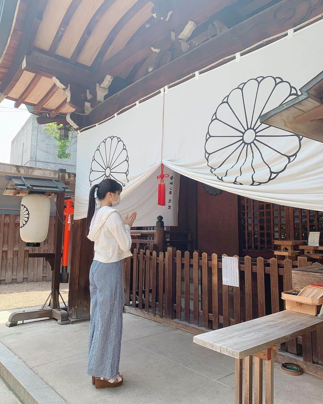 安田桃寧さんのインスタグラム写真 - (安田桃寧Instagram)「. ここの神社は一生に一度の願いを聞いてくださる神様がいると言われています！ 絵馬も書いてお願いしてきました☺️ 大きな木が沢山あってその間から吹く風が涼しくて気持ち良かったです☁️ 皆さんもぜひ❤︎ #堀越神社　#天王寺神社 #毎日神社　#神様お願いします #難波鉄砲隊其之九  #難波鉄砲隊へお供して下さい  #桃寧が代表曲とったんで」8月6日 20時22分 - peachpeach_o6o8