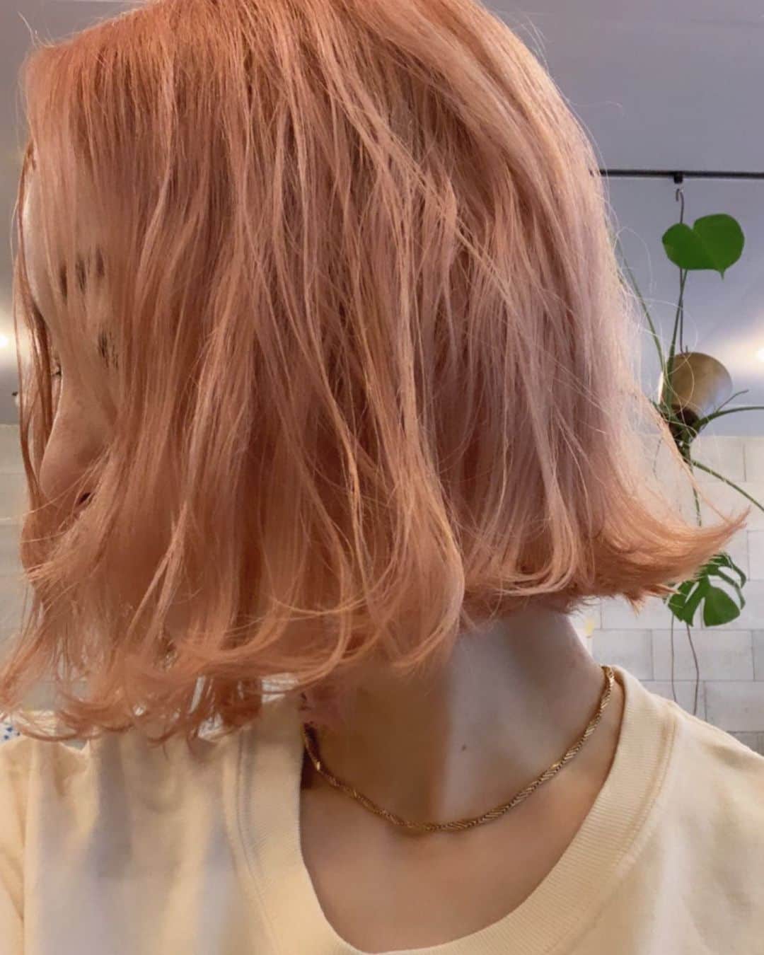 nanako itoのインスタグラム：「久々のブリーチでした🍑🍊 丁寧に施術してくれてありがとう☺️@__daiwoo @kanako_ohta_  . 突然のカットもなすちゃんありがとう😘✂︎🤍@nasup . さて、ケアしっかりしなきゃ🥰 . 久々にリープのみんなに会えて楽しかった🥰」