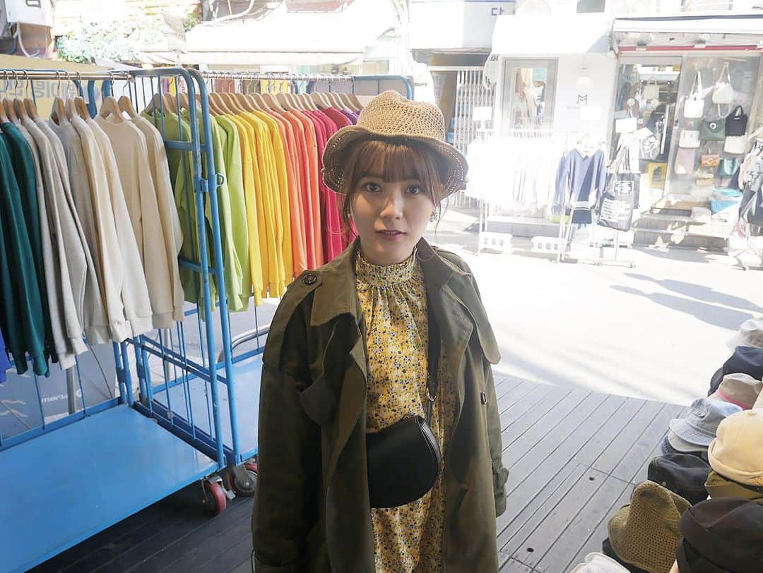 高橋胡桃さんのインスタグラム写真 - (高橋胡桃Instagram)「.#👒  いつしかの旅行中  女の子はあるあるだと思いますが お買い物中に可愛い帽子見つけた時 髪の毛縛っている事後悔します 帽子の試着浮くもんね。こうやって。  #韓国旅行 #高橋胡桃」8月6日 20時25分 - kurumi_takahashi_