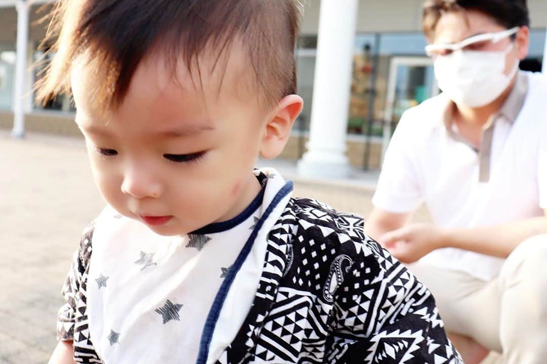 Momoeのインスタグラム：「. .  頬のキズ... 男の勲章さ...！ . #蚊に刺され . . #happy #家事 #育児 #family #家族 #boy #smile #男の子 #息子 #code #lucky #kids #子供 #thankyou #宝物 #ベビー #fashion #follow #心 #縁 #パパ #ママ #家族写真 #男の子ママ #赤ちゃん写真 #photo #子育て #1歳 #flower」