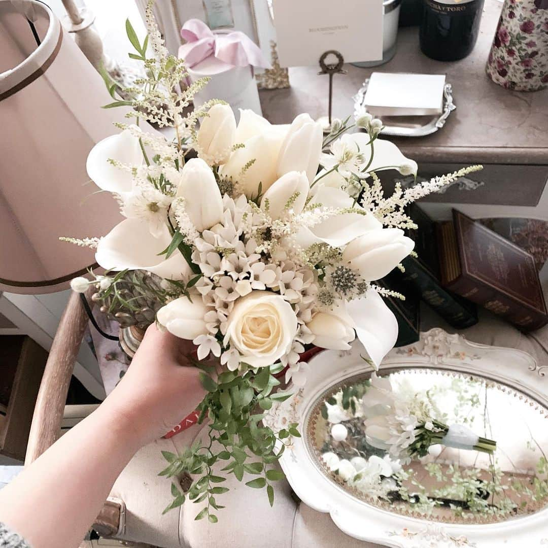 Florist.janeさんのインスタグラム写真 - (Florist.janeInstagram)「#블스부케 🍃 화이트 그린 믹스부케 🍃  . . . .  부케 문의시 참고사항 🍃 부케 주문 방법은 2가지 이며 본식부케세트 ,촬영부케로 나뉩니다. . . 🙏🏻본식 부케 세트는 부케1 부토니아1 양가부모님코사지4 사회자 주례자 코사지2 (사회자 주례자 코사지는 서비스이므로 제외하셔도 견적금액은 동일합니다.) 🍃🍃 . . 🙏🏻촬영부케 부케1부토니아1  블로그 또는 인스타그램에서 블스부케 태그 들어가시면 더 많은 샘플을 보실 수 있으며 원하시는 부케 캡쳐후 카카오톡으로 문의주시면 더욱 빠른 상담이 진행됩니다.💕 . . . . . . #블루밍스완 #꽃스타그램 #일상 #웨딩스타그램 #결혼 #웨딩 #웨딩부케 #본식부케 #부케추천 #예신 #부케 #부케선물 #선물추천 #가봉스냅 #bouquet  #웨딩촬영 #웨딩드레스 #결혼식 #예쁜부케 #부케 #플로리스트 #플라워레슨 #학동역꽃집 #논현동꽃집#꽃배달 #강남꽃배달 #flowers #florist」8月6日 20時28分 - jane.florist