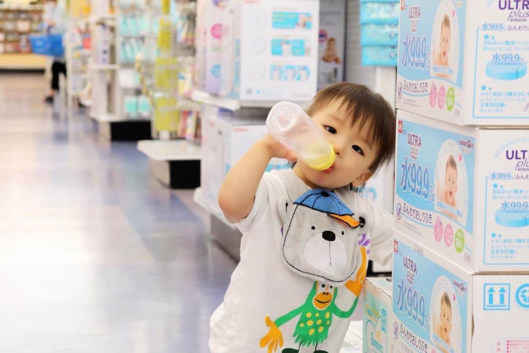 Momoeのインスタグラム：「. .  ドンキで¥50のトップスを 着こなすおれ🍭 . .  #happy #家事 #育児 #family #家族 #boy #smile #男の子 #息子 #code #love #lucky #kids #子供 #thankyou #宝物 #ベビー #fashion #follow #心 #縁 #パパ #ママ #家族写真 #男の子ママ #赤ちゃん写真 #photo #子育て #1歳 #flower」
