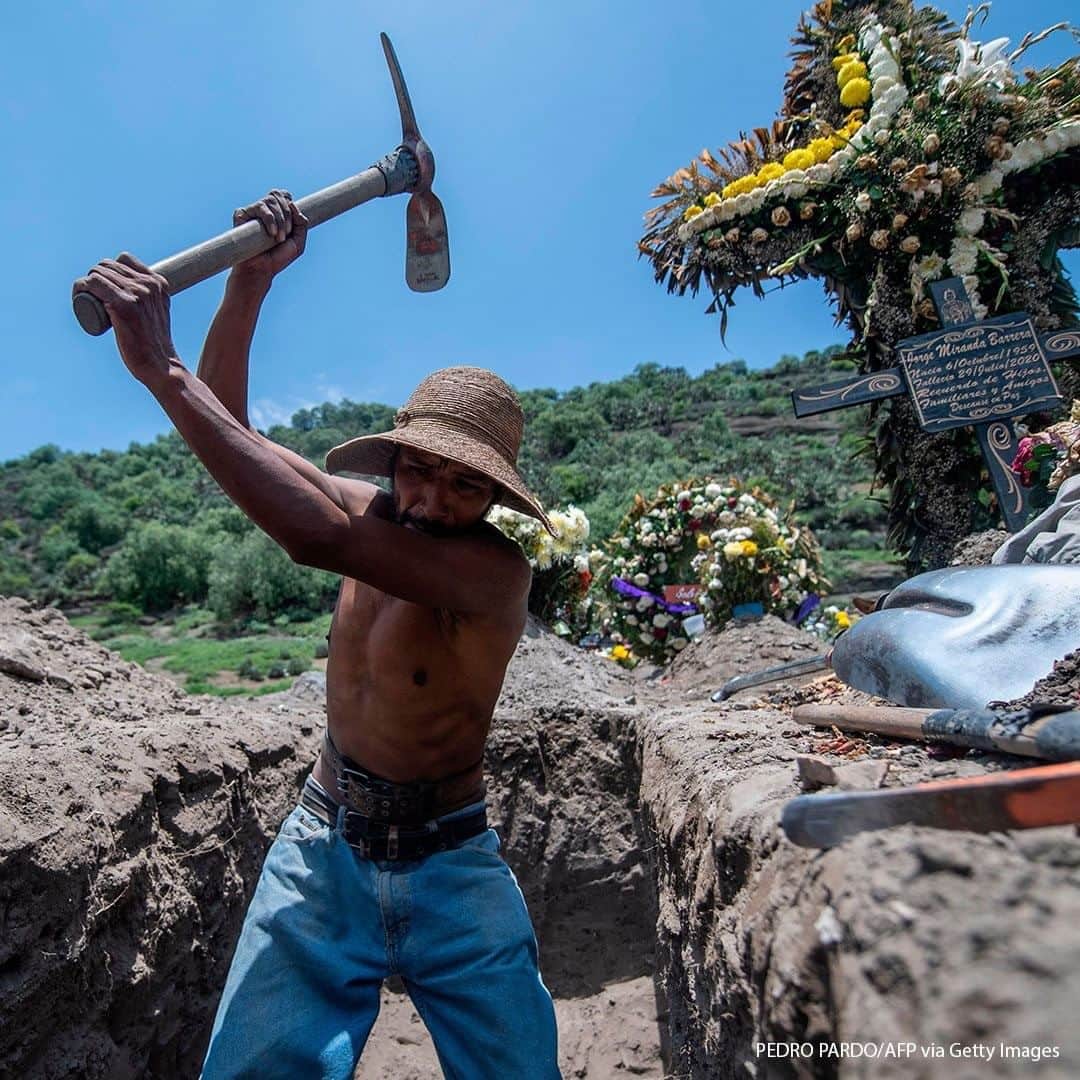 ABC Newsさんのインスタグラム写真 - (ABC NewsInstagram)「A gravedigger digs a grave during a funeral at the San Miguel Xico cemetery, amid the coronavirus pandemic. #coronavirus #covid19 #mexico #grave」8月6日 20時30分 - abcnews