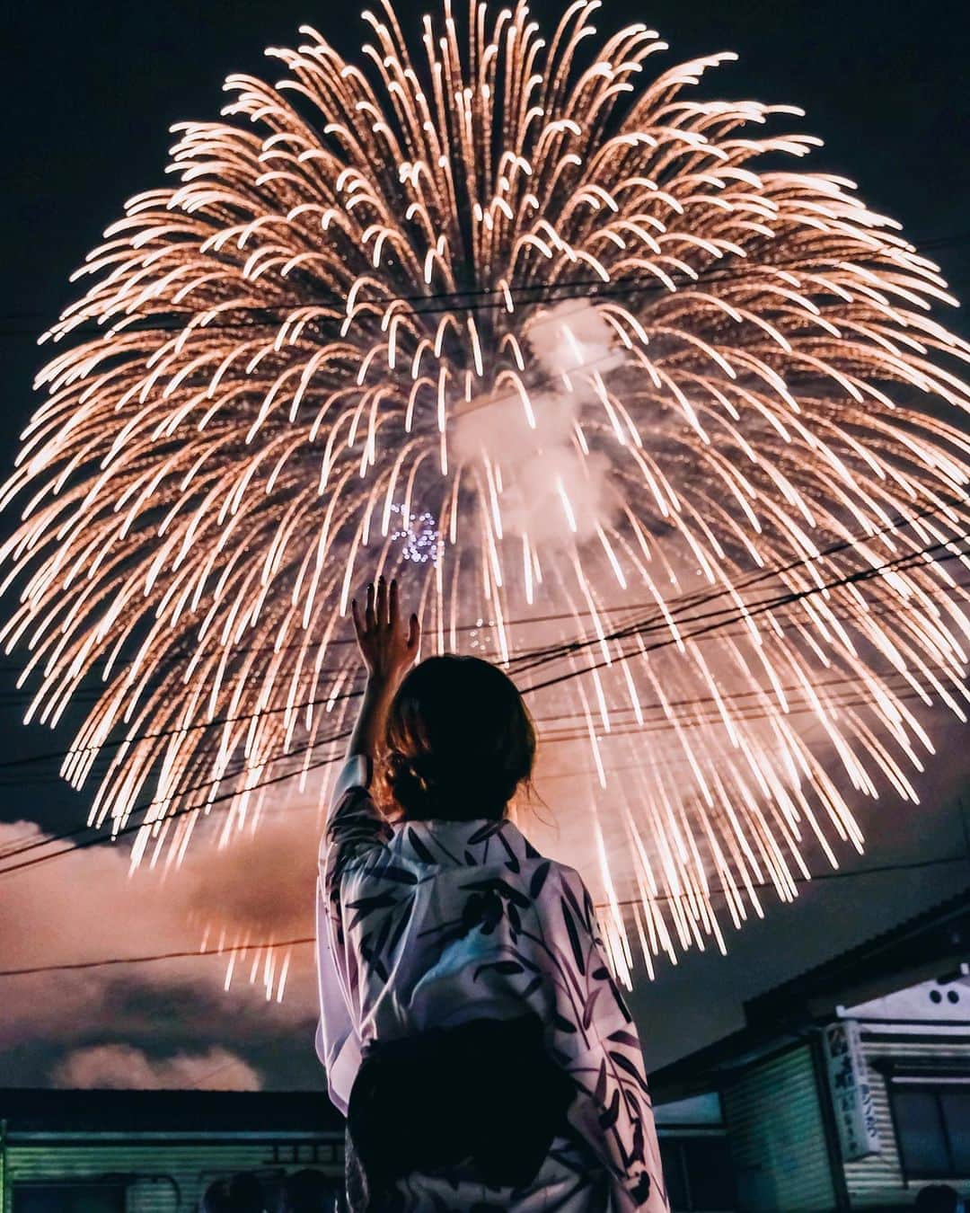 TAKI Modのインスタグラム：「. . Fireworks . . 来年の花火は、カメラよりビールを持って過ごしたい🍺 . . . 【location : Niigata , Japan 】 . . follow☞@team_jp tag ☞#team_jp_ ←最後の_忘れず . . XPRO2 / XF16-55mm F2.8 . . #portrait#ポートレート  #RECO_ig  #igersjp#IG_phos #写真好きな人と繋がりたい#その瞬間に物語を#スクリーンに恋して#genic_japan  #pasha_magazine @FUJIFILMjp_x  @FUJIFILM_xseries」