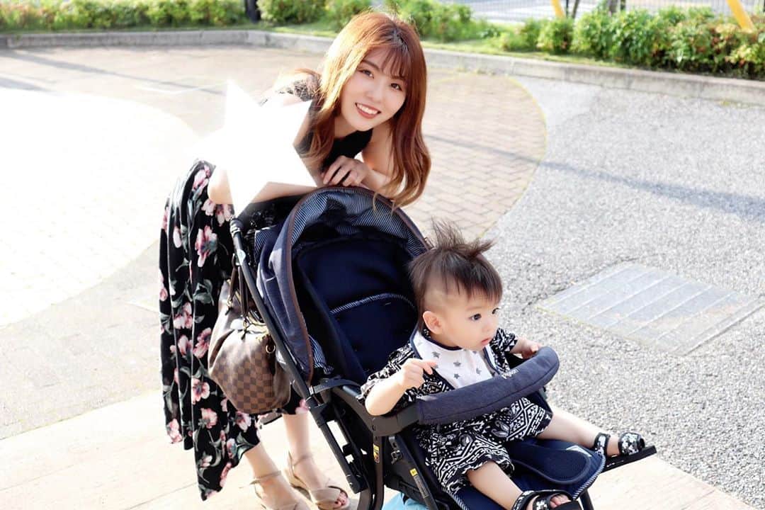 Momoeのインスタグラム：「. .  えへへ❤️ 腕デブすぎで現実逃避しちゃった❤️ （腕だけじゃない） . . #happy #家事 #育児 #family #家族 #boy #smile #男の子 #息子 #code #love #lucky #kids #子供 #thankyou #宝物 #ベビー #fashion #follow #心 #縁 #パパ #ママ #家族写真 #男の子ママ #赤ちゃん写真 #photo #子育て #1歳 #flower」