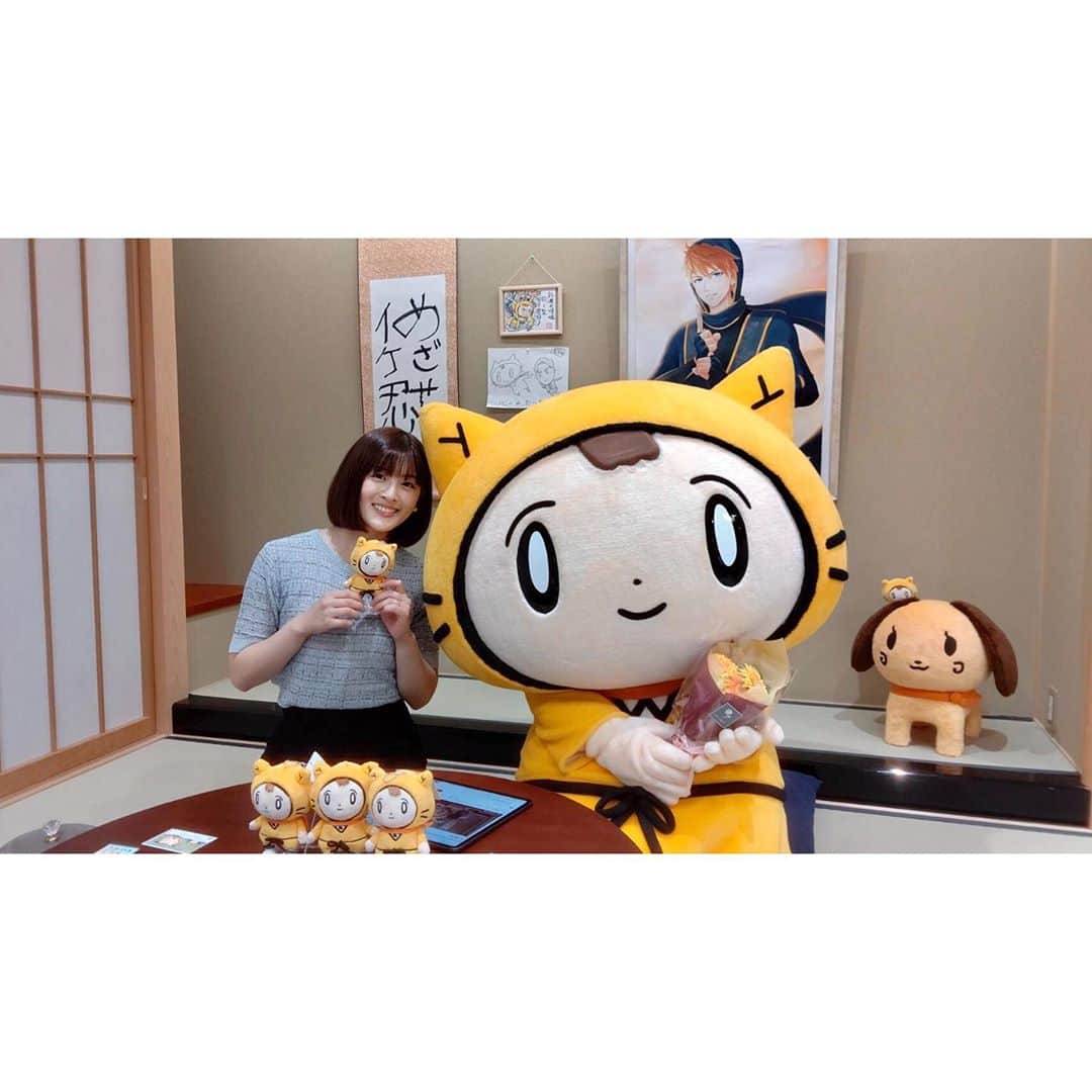 中村秀香のインスタグラム：「YouTubeチャンネル 『シノビーの、おへや。』  初の生配信に、 私も参加させてもらいました✨  チャンネル登録者数が １０００人を突破したそうで、 そのお祝いです💐  シノビーからは、結婚祝いにと シノビーボールチェーンを貰いました！笑  キデイランド大阪梅田店で 販売中だそうです！ シノビーありがとう☺️  …ちなみに、 今日の生配信はアーカイブとして 『シノビーの、おへや。』で もう一度見られるそうです！ ぜひチャンネル登録よろしくお願いします🙇‍♀️」