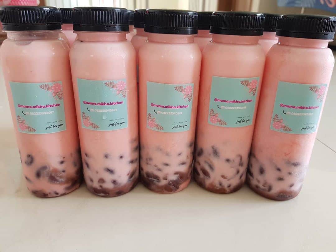 デビー・スサントのインスタグラム：「Our best seller yang selalu sold out 🙈😇🙏  Yuk ikutan cobain es kacang merahnya 🤤👌 Belinya di @mama.mikha.kitchen 😍 #debbysusanto #palembang #eskacangmerah #pempekpalembang #wongkitogalo #makananindonesia」