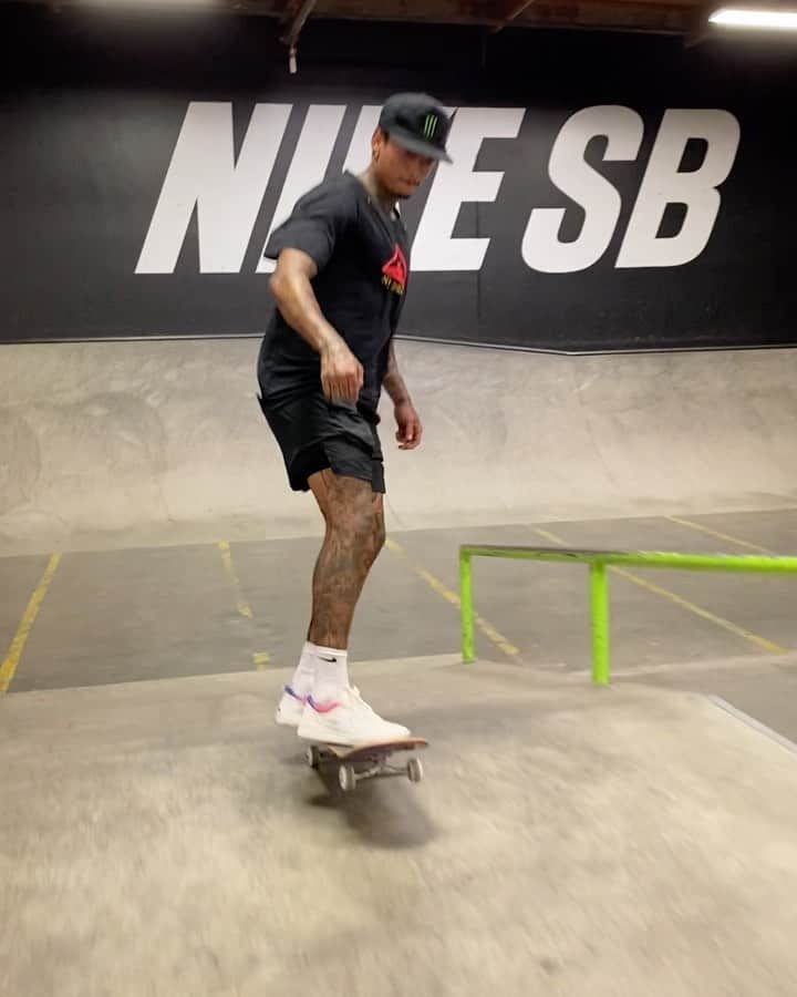 ナイジャ・ヒューストンのインスタグラム：「First clip I’ve filmed since I destroyed my ankle. Been a rough past 2 months and still got some work to do but we on the way💪🏽 The shoes tho」