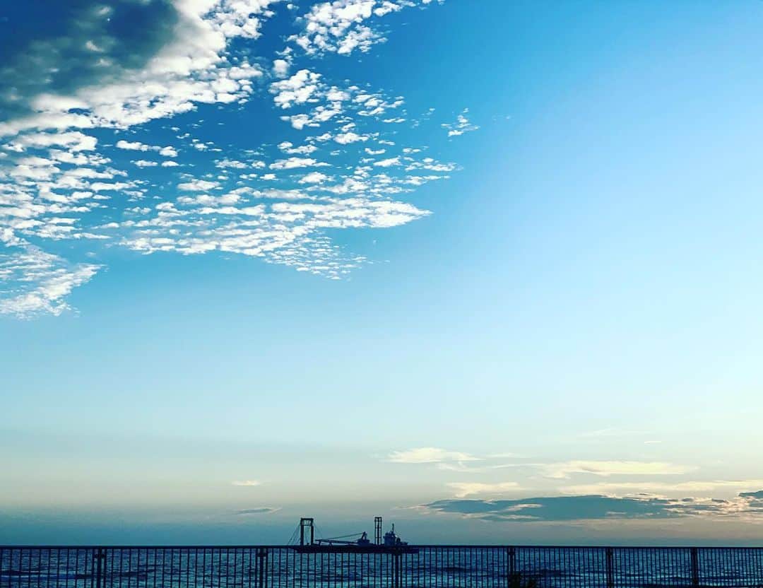 のインスタグラム：「再放送もありがとうございました🤗  オクマからの帰り、夕暮れの景色も綺麗だなぁと眺めていたら、チーム制作の車…🚐  お疲れ様でした✨」