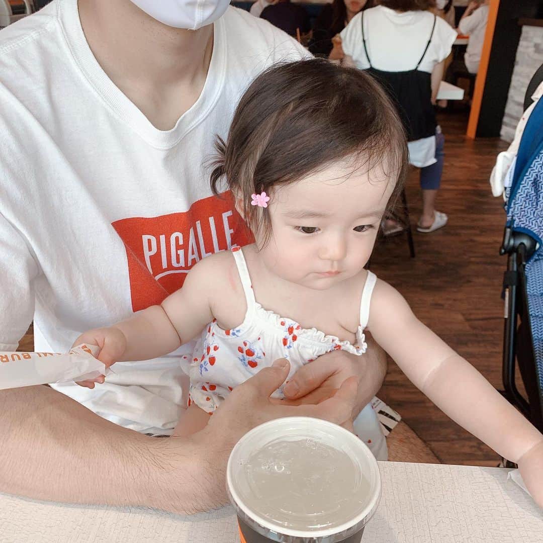しほの涼のインスタグラム：「何でも触りたい娘😏 でも口には入れないの不思議🧐 昔から小さなゴミでもブロックでも絶対に口に入れないのは助かるんだけど、掴み食べもしないんだよね😂😂 まぁいつか自分で食べるよね😂 それまで小さなスプーンで運び続けよう😌 #赤ちゃんのいる生活 #gapbaby #gapbaby コーデ #赤ちゃんコーデ #赤ちゃんコーデ女の子 #女の子ベビー #女の子ママ #女の子コーデ #女の子のママ #女の子のシンプルでかわいい服 #女の子のまいにちの服 #女の子baby #女の子ヘアアレンジ #女の子育児 #女の子ファッション #女の子赤ちゃん #二つ結びアレンジ #二つ結びデビュー #二つ結びしてみた #二つ結びはじめました #二つ結びちゃん #二つ結びできるようになった #ツインテール赤ちゃん #ツインテール女子」