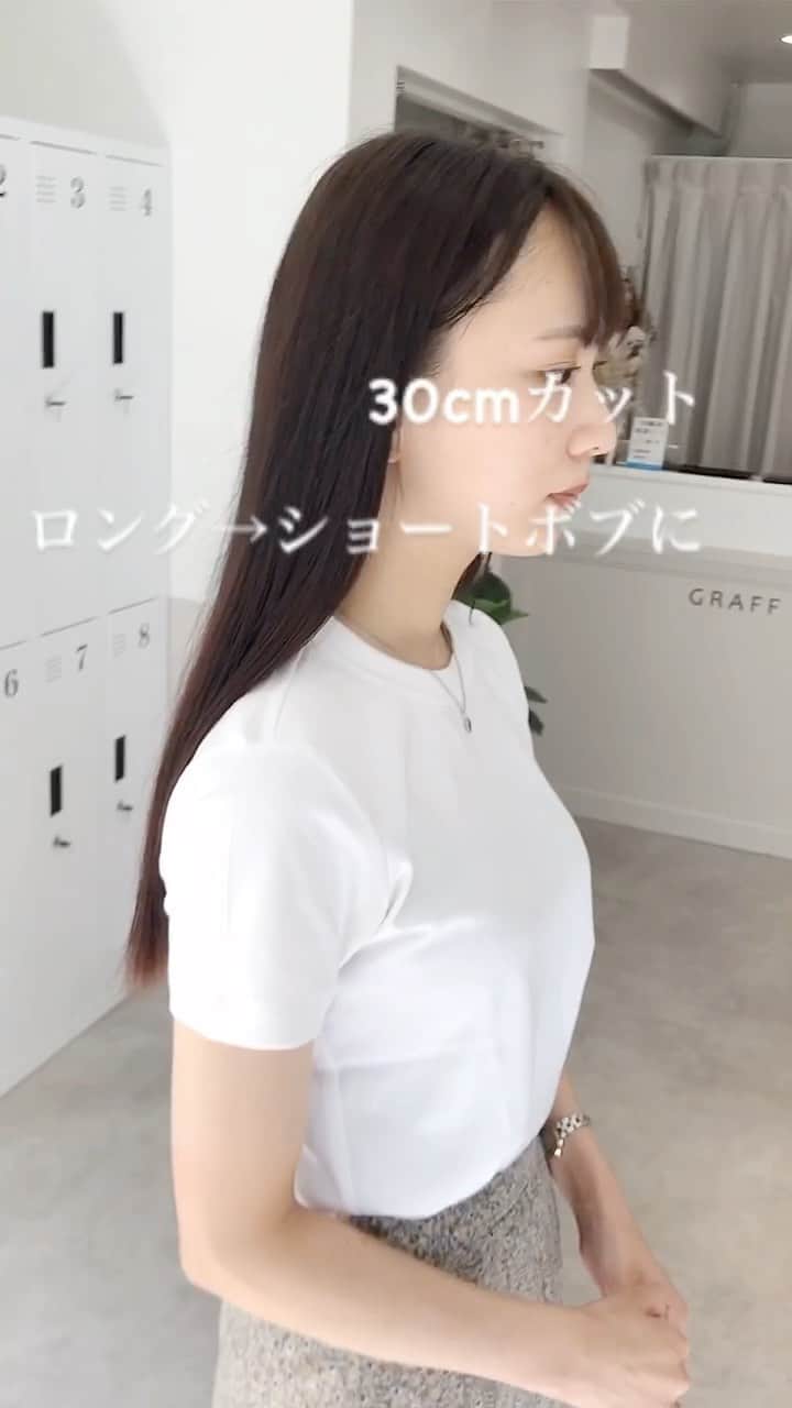 のインスタグラム：「バッサリカットでも必ず似合わせます😊  透け感のある毛束がポイント👉  【ナチュラルストレートパーマ】で乾かすのも楽にさらさらな髪質に😊 なるべくシンプルに、けど拘りのあるストレートは柔らかく、さらさらになります！ ショート、ボブをより扱いやすいようにと考え抜いて進化させたストレートパーマ。 是非お試しを😊  　  【料金表】 カット¥6600 独自のカット法で写真の様な仕上がりに  カット＋カラー¥14300 透明感抜群のダメージレスカラー  カット＋パーマ（デジも）¥17300 髪質に合わせた選定による柔らかなパーマ  カット＋縮毛矯正¥19800 今までにない仕上がりを実感するナチュラルストレート  カット＋カラー＋縮毛矯正¥27500 同時施術でもダメージを感じさせないフルコース  トリートメント3step¥2200.5step¥4400 カラー、パーマ、縮毛矯正には併用がオススメ  ハイライト¥4400〜 より立体感のあるおしゃれなカラーに 　　　　　  #銀座ストレートパーマ #ストレートボブ  #ショート縮毛矯正 #ボブ縮毛矯正 #ショートヘア #ショートヘアー #ボブヘア #銀座縮毛矯正#小顔矯正 #黒髪ボブ #地毛風ストレート  #ストレートパーマ #縮毛矯正  #銀座ストレート #コスメストレート  #本田重人 #前下がりボブ #大人ボブ#丸みショート　#銀座ショート　#銀座ボブ　#銀座カット　#ミニボブ　#ボブ銀座　#ショート銀座」