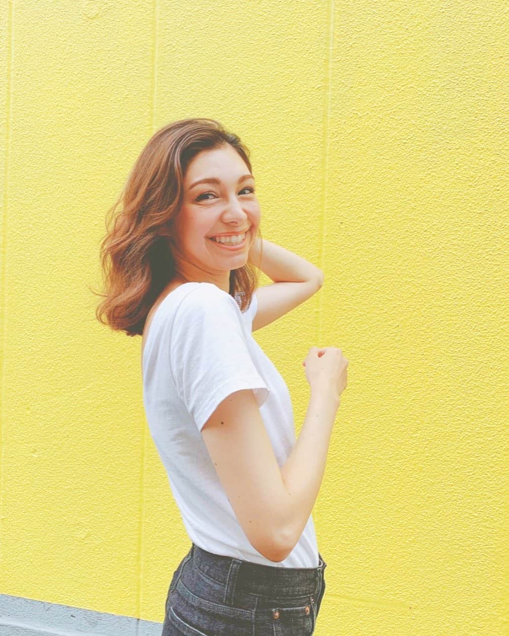 横山エリカのインスタグラム：「and it was all yellowww☀️💛 写真を見返すと伏し目や横顔ばかり😅 自然に笑ってる表情を見ると、普段こんな顔して笑ってるんだ🙄と恥ずかしくなるのは私だけ？どうしても伏し目が落ち着く性分です😂笑 友人が自然に撮ってくれたので、たまにはカメラ目線の笑顔も載せるとしましょう😋 💄 @ayavanessa」