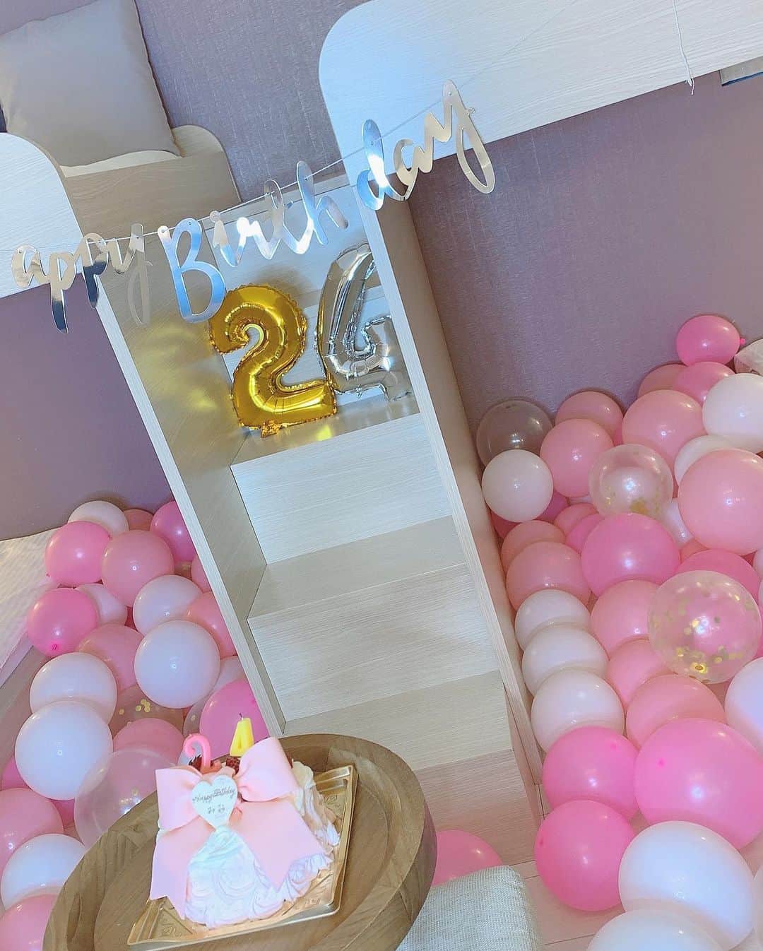 高橋みおさんのインスタグラム写真 - (高橋みおInstagram)「🤍 、 ケーキもお部屋も全部可愛い¨̮ おつまみありがとう💋 、 、 、 、 、 、 、 、 、 、 #ちーむおつまみ　#YouTube #誕生日　#誕生日サプライズ #誕生日　#ケーキ　#リボンケーキ　#誕生日ケーキ　#風船　#風船サプライズ　#balloon #cake #surprise #birthday #birthdaycake #ribbon #24」8月6日 11時53分 - miochin052