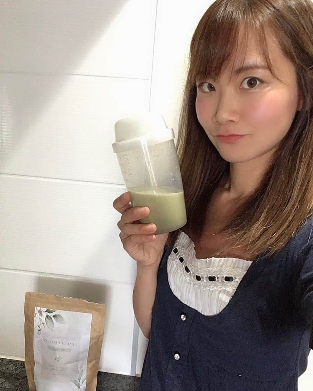 葵さんのインスタグラム写真 - (葵Instagram)「さて8月になってこちらを飲み続けて②ヶ月たちい　ますが、お肌の調子がさらに良くなってきました(^^)肌荒れもなくツヤツヤに❣️  @azaminohills.shop さまの ヒルズプレミアム ビューティープロテインは抹茶きなこ味でとても美味しく飲むことができます！ 今日はお昼に一杯いただきます💖  カラダ・ココロ・肌などが美しく変化していくのを期待して楽しみです💖 @beautyprotein.jp  #アンバサダー#ビューティープロテインアンバサダー #ビューティープロテイン #プロテイン#抹茶きなこ #豆乳#ヒルズプレミアム #シェーカー」8月6日 11時58分 - dolphin_coconut