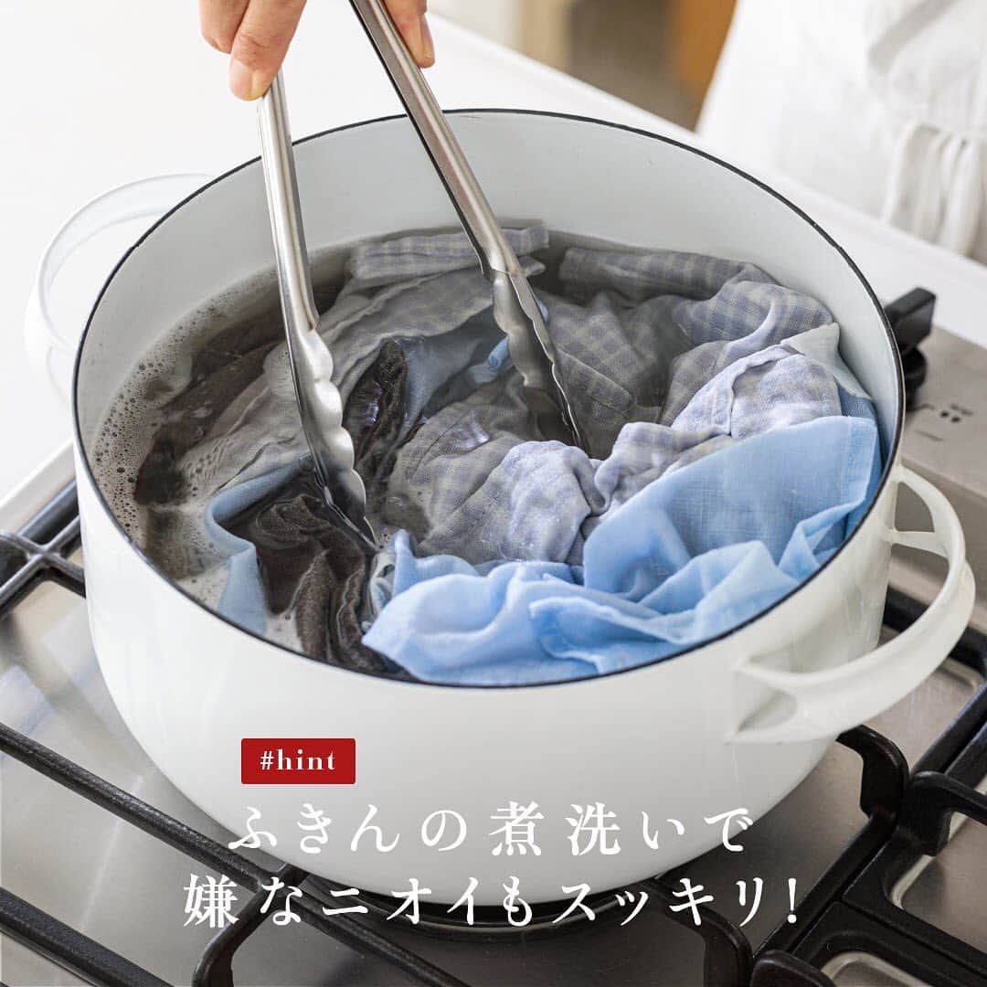 のインスタグラム：「ジメジメした湿度の高い日が続くと気になる、ふきんやタオルの雑菌。きちんと洗っているつもりでもニオイが気になる時がありますよね。﻿ ﻿ そんな時は、「煮洗い」がおすすめです。重曹を入れて鍋で煮るだけで、驚くほどきれいに汚れもニオイもとれます。﻿ ﻿ 「煮洗い」のやり方﻿ （1）大きめの鍋に、ふきんがすべて浸かるくらいたっぷりの量のお湯を沸かす。鍋は、琺瑯やステンレスがおすすめ。﻿ （2）1Lのお湯に対して、約大さじ1杯の重曹を入れる。この時吹きこぼれに注意しましょう。﻿ （3）鍋にふきんを入れたら、トングなどで返しながら15〜20分間煮る。﻿ （4）火を止めてお湯が冷めるまで放置。冷めたら水でしっかりすすぎ、乾かせば完了。﻿ ﻿ 使い捨てのペーパータオルを使うと楽チンですが、エコの観点からもできればふきんを選びたい。「煮洗い」できれいになったふきんを見ると、気分もスッキリしそうですね。ぜひ試してみてください。﻿ ﻿ #日常 #煮洗い #消毒 #殺菌 #熱湯消毒 #琺瑯 #ふきん #foglinenwork #タオル #重曹 #スッキリ #地球にやさしい #サスティナブル #sustainable #エシカル #丁寧な暮らし #SDGs #エコ #eco #自然にやさしい #手肌にやさしい #食器用洗剤 #フロッシュのある暮らし #フロッシュ #Frosch #おうち時間 #おうちじかん #home #lifestyle #ライフスタイル」