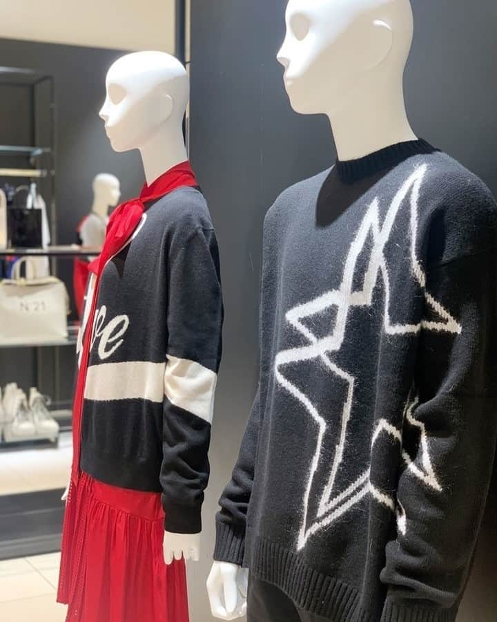 ISETAN PARK netさんのインスタグラム写真 - (ISETAN PARK netInstagram)「〈ヌメロ ヴェントゥーノ〉秋冬の新作と、コラボ商品が登場！   アレッサンドロ デラクアが手掛けるファーストライン〈ヌメロ ヴェントゥーノ/ N°21〉が、2週間にわたり、期間限定ショップがオープン！  1週目の8月5日（水）～11日（火）は、秋冬コレクションをご紹介。  2週目の8月12日（水）～18日（火）には、＜フィラ（FILA）＞とのコラボレーションアイテムが登場！  イタリアを代表する2つの人気ブランド＜ヌメロ ヴェントゥーノ＞と＜フィラ＞が初コラボレーションした限定カプセルコレクションです。   2020-21秋冬コレクションや＜フィラ＞との話題のコラボレーションアイテムをご覧いただけるこの機会をお見逃しなく！   N°21 Limited shop  ■開催中～8月18日（火）  ■本館1階＝プロモーション   一部の商品は、三越伊勢丹オンラインストアでお求めいただけます。    本イベントの詳しい情報はこちら▼  https://www.isetan.mistore.jp/shinjuku/shops/luxury/designer/shopnews_list/shopnews051.html   @isetanluxury  @numeroventuno  #N21 #numeroventuno #alessandrodellacqua #N21XFILA #FILA #ヌメロヴェントゥーノ #フィラ #初コラボ #秋冬  #ootd #fashion #ファッション #新宿 #伊勢丹 #新宿伊勢丹 #伊勢丹新宿 #伊勢丹新宿店 #shinjuku #isetan  #伊勢丹ポップアップ #三越伊勢丹オンラインストア」8月6日 12時00分 - isetan_shinjuku