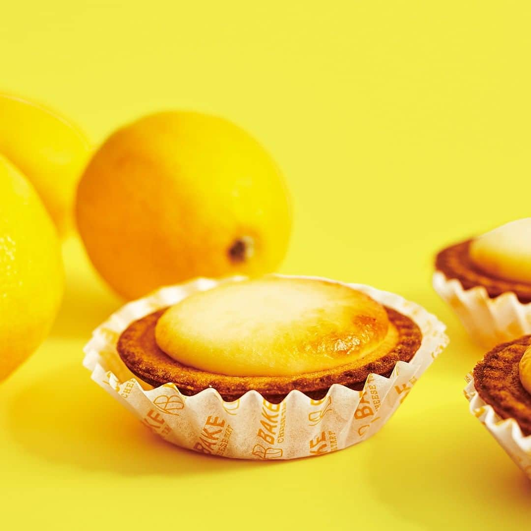 BAKE CHEESE TART OFFICIALさんのインスタグラム写真 - (BAKE CHEESE TART OFFICIALInstagram)「本日、8/6(木)から「瀬戸内レモンチーズタルト」を販売いたします🍋 ㅤㅤㅤㅤㅤㅤㅤㅤㅤㅤㅤㅤㅤ 瀬戸内産のレモンを使用したレモンカードをクリームチーズにたっぷりとミックスし、レモンの酸味とクリームチーズのコクとの絶妙なバランスを考えて作ったムースに、ほんのりと甘いクッキー生地の味わいが口の中にふんわりと広がる一品です。 ㅤㅤㅤㅤㅤㅤㅤㅤㅤㅤㅤㅤㅤ 暑い夏にぴったりな、爽やかな酸味のある味わいのチーズタルトは、冷蔵庫で冷やしても、冷凍庫で凍らせても美味しくお召し上がりいただけます✨ ㅤㅤㅤㅤㅤㅤㅤㅤㅤㅤㅤㅤㅤ ※なくなり次第販売終了となります。 ㅤㅤㅤㅤㅤㅤㅤㅤㅤㅤㅤㅤㅤ ㅤㅤㅤㅤㅤㅤㅤㅤㅤㅤㅤㅤㅤ ㅤㅤㅤㅤㅤㅤㅤㅤㅤㅤㅤㅤㅤ #瀬戸内レモンチーズタルト #瀬戸内レモン #レモンタルト #レモンケーキ #レモン #テイクアウト #テイクアウトスイーツ #おうちカフェ #おうちスイーツ #おやつ ﻿ #3時のおやつ﻿ #スイーツ ﻿ #スイーツ好き ﻿ #スイーツ部 #sweets #お菓子 ﻿ #チーズタルト ﻿ #チーズケーキ ﻿ #bake ﻿ #bakeチーズタルト ﻿ #bakecheesetart」8月6日 12時00分 - bakecheesetart