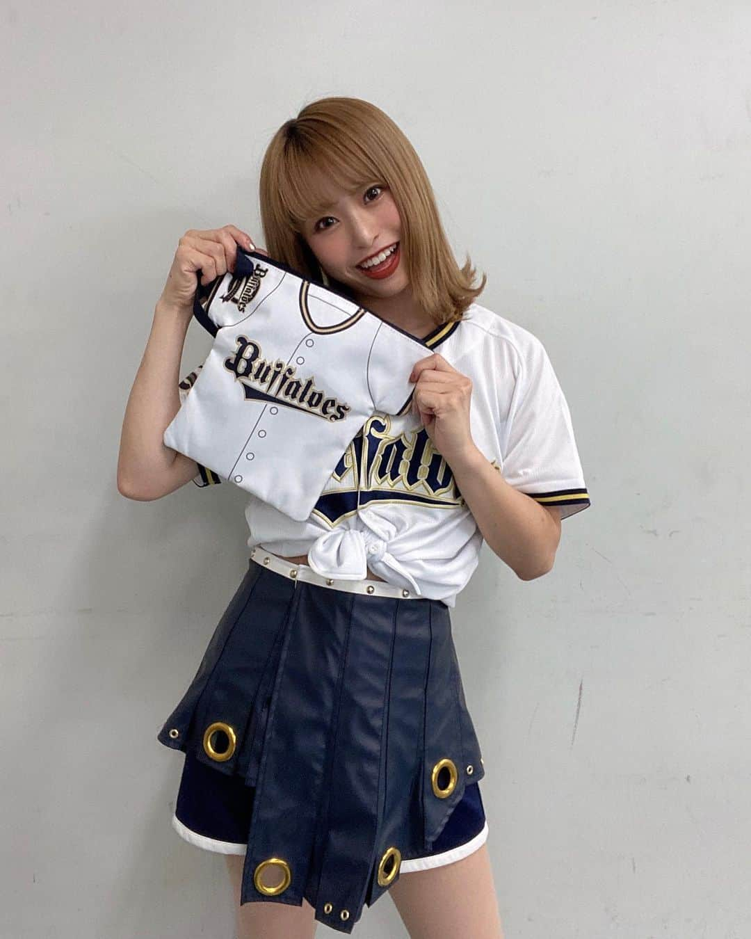 SAYAKA（BsGirls）さんのインスタグラム写真 - (SAYAKA（BsGirls）Instagram)「前売購入者限定グッズ付きチケット📣💗💭  BsCLUB先行販売 8月1日(土)第一次先行より順次スタート🌹  一般販売は、 8月8日(日)より販売スタート🌹  8月22日(土)、8月23日(日)埼玉西武戦 ☆吉田正尚選手フェイスガードキャップ付き チケット  8月29日(土)、8月30日(日)千葉ロッテ戦 ☆ユニフォーム型バッグ付きチケット  めっちゃ可愛いので皆さんも是非GETして こちらのアイテムを身に付けて 一緒に応援しましょう⚾️✊🏻🔥  #オリックス #BsGirls #Bs2020#baseball #プロ野球 #超革新的 #ORIX #buffaloes #京セラドーム大阪 #sayaka_354 #sayaka #vocal #performance #avex」8月6日 12時02分 - sayaka_bsgirls_354