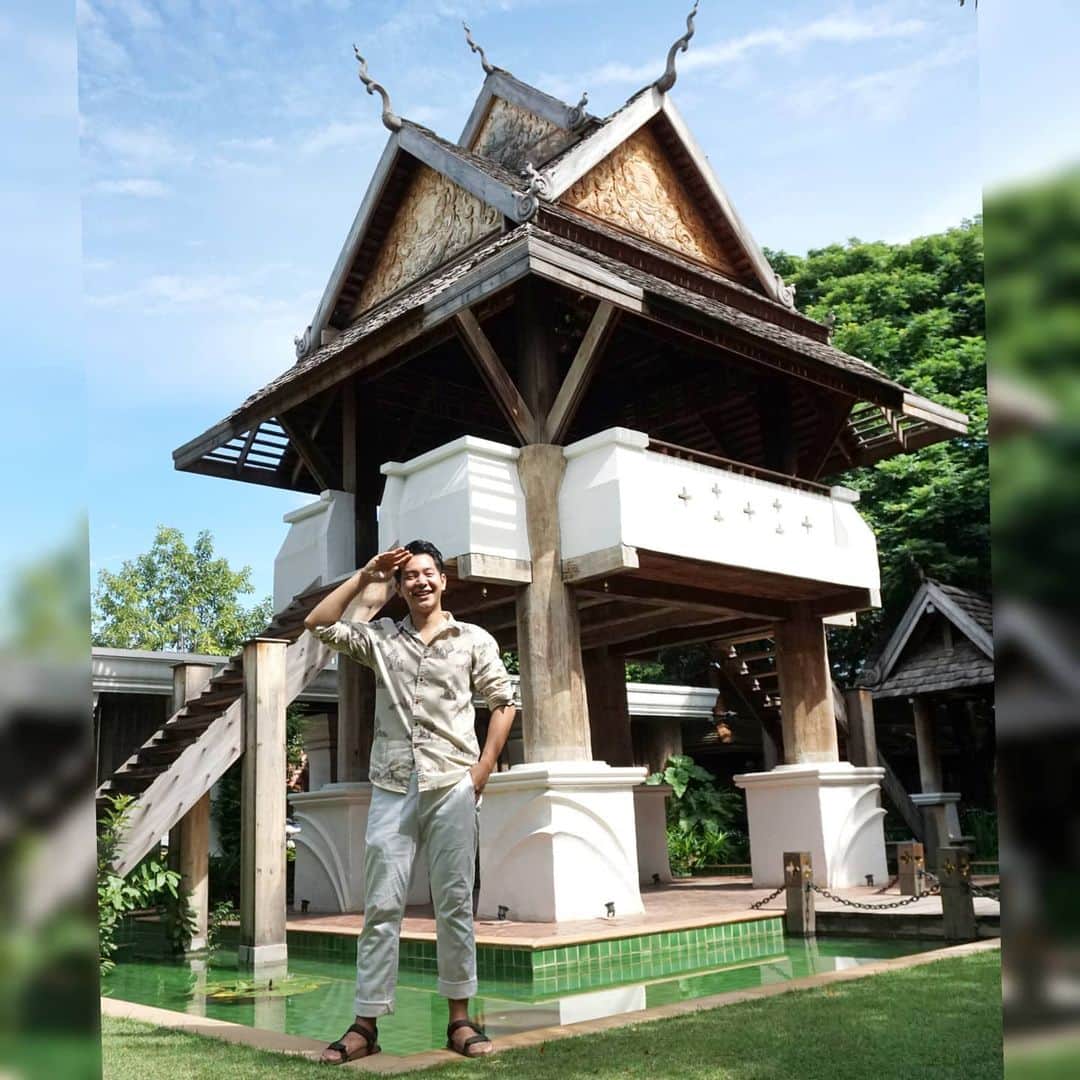 アイス・サランユーのインスタグラム：「One of the most Beautiful Hotel  In Thailand Located in Phitsanulok โรงแรม ชินะปุระ อยู่ที่ จังหวัด พิษณุโลก ศิลปะแบบอโยธยา ผสมศิลปะล้านนา  แรงบันดาลใจมาจาก เมื่อครั้งสงครามที่อโยธยา รบ กับอณาจักรล้านนา เพื่อแย่งเมืองเชลียง (ปัจจุบันคือ เมืองศรีสัชนาลัย ในสุโขทัย) โดยการรบกินเวลายาวนานถึง25ปี ที่สุดไม่มีฝ่ายใดได้ครอบครอง เมืองเชลียง    ทางเข้าโรงแรม สร้างเป็นหอกลอง ในสมัยโบราณ ที่ใช้ลั่นกลองเป็นฤกษ์เป็นชัย ยามออกรบ และ ยามกลับจากสงคราม    Room type ของห้องพัก แบ่งตามชั้นยศ ของ แม่ทัพ ทหาร ทั้ง2ฝั่ง คือ อโยธยา และ ล้านนา    เป็นโรงแรม ที่ ให้ทั้งความรู้ และความงดงาม    ติดตามได้ อังคารที่ 11 สค 63 นี้ ใน ICE-PA-DOO (ไอซ์-พา-ดู)  ทาง Youtube : Ice Sarunyu Official #ชินะปุระ #พิษณุโลก #เที่ยวทั่วไทยกับไอซ์ศรัณยู」