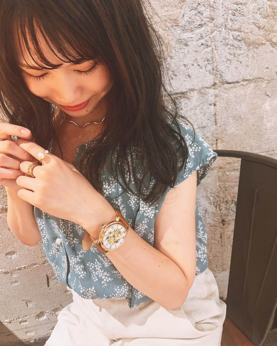 毛利佳納子さんのインスタグラム写真 - (毛利佳納子Instagram)「♔.ﾟ お気に入りの時計⌚︎ @loborjapan  . めちゃくちゃ可愛くないですか🥺✨ この大きめのサイズ感、 内部が透けて見えるこのデザインに 一目惚れ！！😭✨ 実はずっと前から欲しかった時計でした！ やっとGET〜.｡.:*･'(*°∇°*)'･*:.｡. 高級感もあってほんとにおすすめです！！！ . クーポンコード【kanakgw】で 10%offになります🥺💕💕 (クーポン使用期限は来年の7月末まで✨) . . #lobor #ロバー #腕時計 #時計 #手元倶楽部」8月6日 12時04分 - kanako_mouri