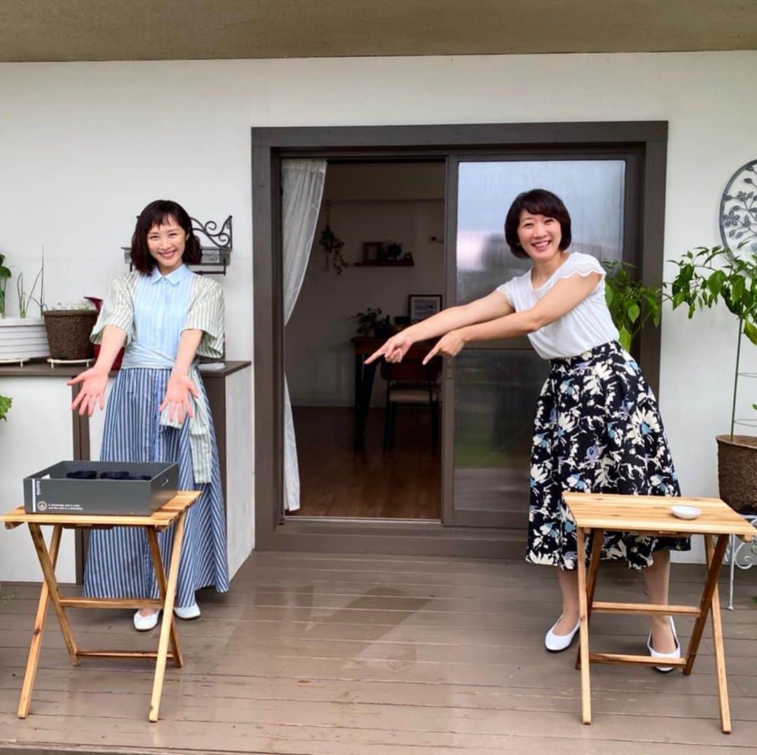 山口もえのインスタグラム：「次回の「やさいの時間」は リーフチコリーを育てます♡ あの白くて柔らかいチコリーの育ち方 皆さんご存知ですか？ タカさんがね 夜なべをして描いてくれたイラストで 教えてくれました❣️ しかもマジック付き😍😍😍 是非お楽しみに♡  8月9日(日) 8：00〜8：24 NHK-E 「趣味の園芸 やさいの時間」  #やさいの時間#プランター菜園 #野菜#tv #ガーデニング#深町貴子　さん #タカさんは #イラスト#もじょうず❣️ #手作り#ハーブウォーター#タイムとローズマリーとレモンだよ🍋」