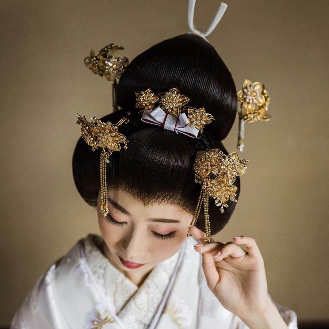 Veronica Halimさんのインスタグラム写真 - (Veronica HalimInstagram)「So happy to be able to team up with @weddingscenesnaoko to create a stationery set for this Japanese traditional kimono wedding styled shoot in KYOTO. . . Coordination and styling @weddingscenesnaoko  Photography @clybymatthew  Hair&make &着付け　@kyoto.kimono.style  Model @chika291  Stationery & Calligraphy: @truffypi  Color robe : GINZA COUTURE NAOCO Location KYOTO,JAPAN . . #truffypi #destinationwedding  #japanesetraditionalwedding #weddingkimono #白無垢 #色打掛 #traditionalwedding ⁠#kimonostyle #kyoto #小林直子 #ウェディングシーンズ #japanesekimono #フリーウェディングプランナー #ウェディングプランナー #ウェディングプランナーの日常 #japanesecalligraphy #kimono #着物 #着物コーディネート #和装前撮り #和装花嫁 #和装結婚式  #weddingcalligraphy #カリグラフィー #calligraphyinvitation #weddinginvitationcard #招待状 #プレ花嫁#ハワイウェディングプランナー #ヨーロッパウェディングプランナー」8月6日 12時09分 - truffypi