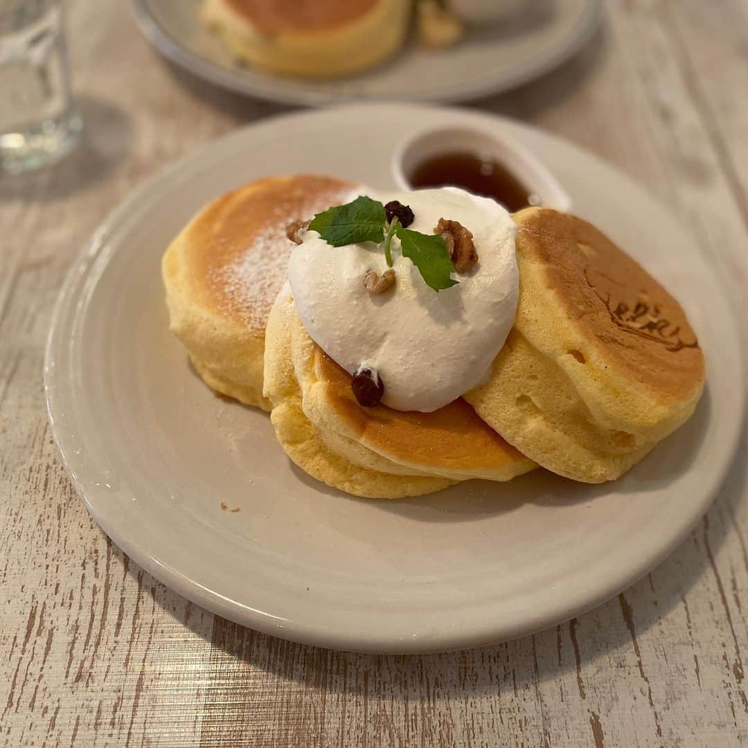 宮本あかりさんのインスタグラム写真 - (宮本あかりInstagram)「この前食べに行ったパンケーキが最高にふわふわでおいちかった🧁 . . 3Dラテアートはかわいかったけど、すぐに飲んでやった🐻 . . #pancakes #3dlatteart #cafe」8月6日 12時14分 - akari_.miyamoto