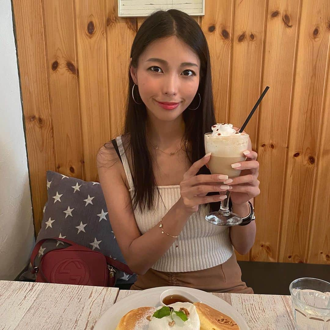 宮本あかりのインスタグラム：「この前食べに行ったパンケーキが最高にふわふわでおいちかった🧁 . . 3Dラテアートはかわいかったけど、すぐに飲んでやった🐻 . . #pancakes #3dlatteart #cafe」