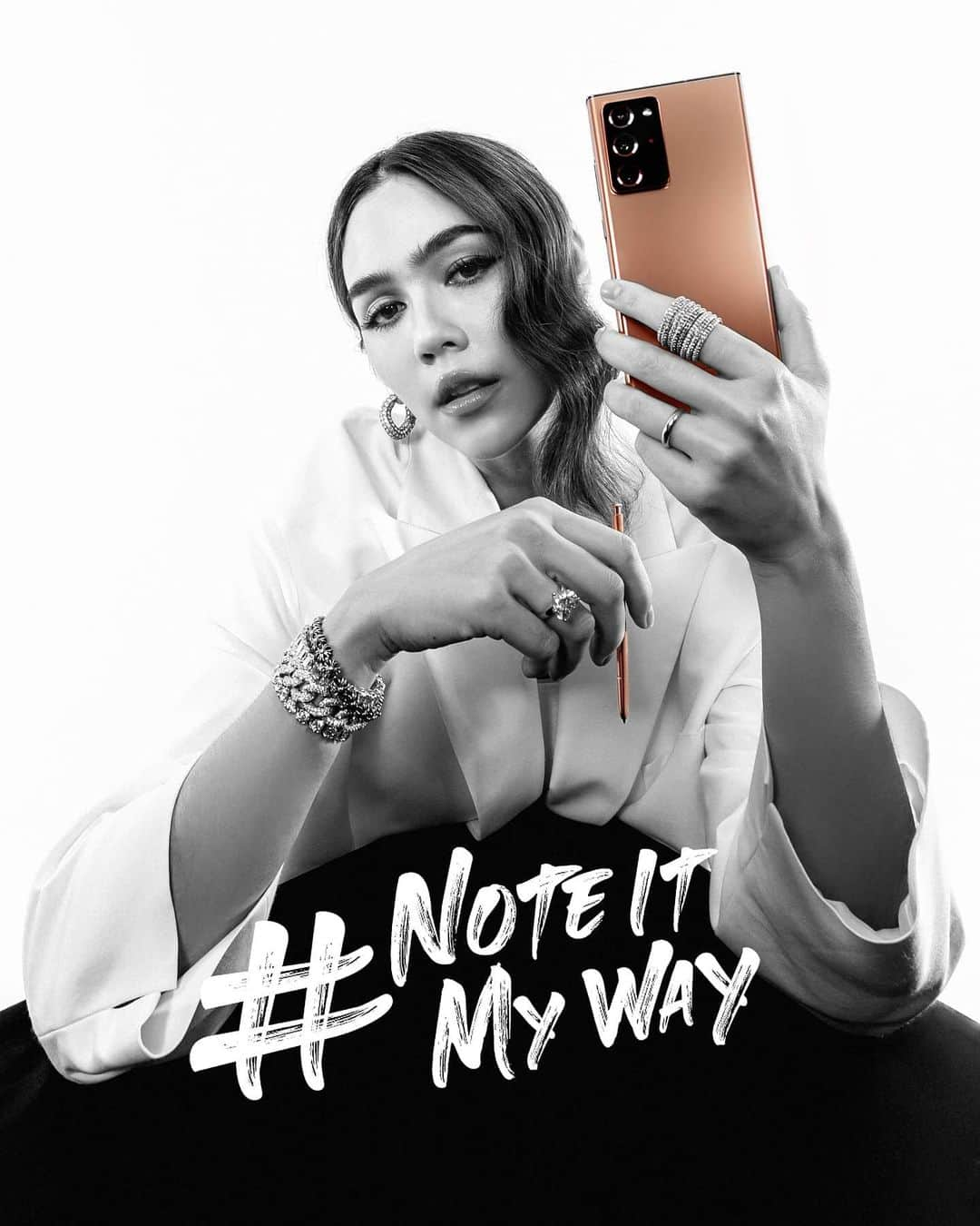 Araya Alberta Hargateさんのインスタグラム写真 - (Araya Alberta HargateInstagram)「มาแล้ว ! Galaxy Note20 และ S Pen ใหม่ สี Mystic Bronze ทั้งสวยทั้งเก่ง  Power phone แห่งยุค ที่สายทำงานต้องมีไว้ครอบครอง รีบจองวันนี้ - 18 ส.ค. 63 รับสิทธิพิเศษมากมาย ดูเพิ่มเติมที่ samsung.com/th #NoteItMyWay  #GalaxyNote20TH  #TeamGalaxy」8月6日 12時15分 - chomismaterialgirl