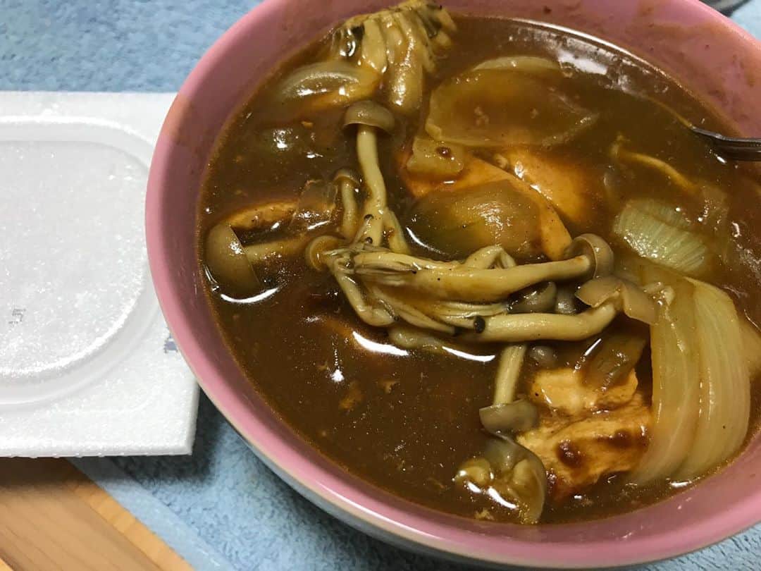 石川修司のインスタグラム：「鶏肉と玉ねぎとしめじのカレーと納豆 #巨人のグルメ」