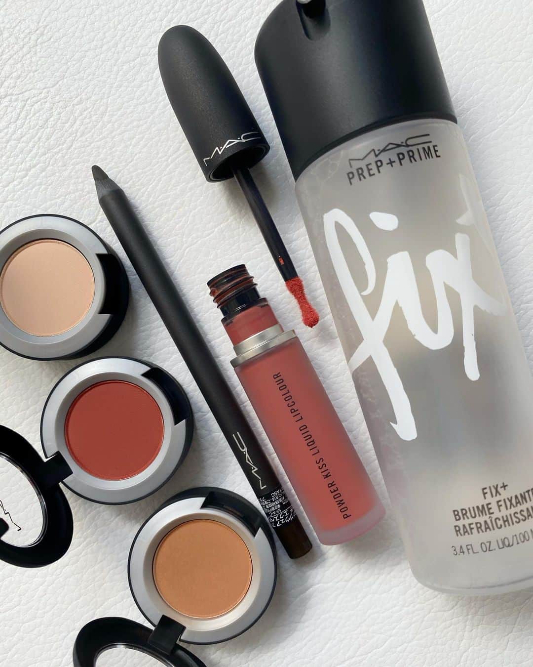 M∙A∙C Cosmetics Japanのインスタグラム：「「パウダー キス アイシャドウ」を使った、ふんわりパウダリーなテラコッタアイ☁️ 高発色なパウダリーアイシャドウで、メリハリのある抜け感メイクにトライして✨仕上がりは1つ前の投稿をチェック👆 ㅤ 【使用製品】 EYES: ☑︎パウダー キス アイシャドウ / ベスト オブ ミー  ☑︎パウダー キス アイシャドウ / ワット クラウト！  ☑︎パウダー キス アイシャドウ / デボーテッド トゥ チリ  ☑︎プロ ロングウェア アイライナー / リッチ エクスペリエンス ㅤ LIPS: ☑︎ パウダー キス リキッド リップカラー / マル イット オーバー ㅤㅤ 【公式オンラインショップ限定特典】 🆕 お好きなM･A･Cアイシャドウもしくはアイベースを含む税込5,500円以上ご購入で、マスカラのサンプル(1g)をプレゼント！ ※なくなり次第終了 ☑︎初回ご購入のお客様へ10% OFFクーポンをプレゼント （クーポンコードwelcome） ㅤ #MACPowderKiss #MACパウダーキス #MACCosmeticsJapan #MACCosmetics #MAC #MACコスメ #マックコスメ #コスメ#コスメ紹介#コスメ好き#コスメレポ #化粧品 #デパコス #コスメ部 #コスメマニア #メイク好き#メイク道具#美容大好き#美容好き#メイクプロセス#トレンドメイク#夏メイク#メイクテク#アイメイク#アイシャドウ#グラデーション#マット」