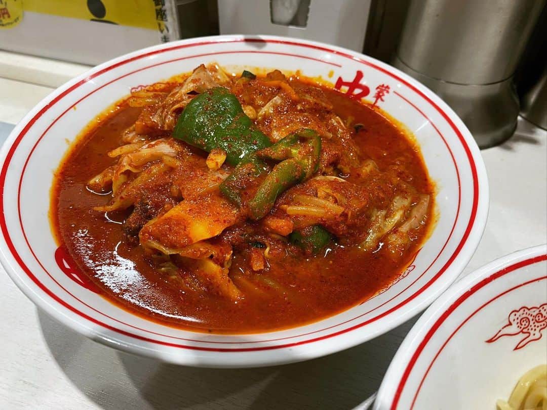 rasuさんのインスタグラム写真 - (rasuInstagram)「蒙古タンメン中本川崎店 冷し味噌やさい 麺少なめ辛さ5倍 野菜大盛り北極味玉ゆでたまごネギほうれん草  今日はLIVEする予定だから途中でお腹痛くなると困るので5倍が限界のヒヤミにしようと心に決めてたけど 野菜も食べたかったので急遽野菜に٩( ᐛ )و 北極の時も10割シャキを頼むけどクタのお野菜も甘味があってやっぱうんまいなぁ(//´﹃｀//) でもほんのりシャキッと芯は残った絶妙な火入れ加減でサイコー٩( ᐛ )و  でも野菜が多い分水分も多いので…  結局最後は紅生姜と唐辛子をぶぁさっと投入(๑´ڡ`๑)  今日も最高に旨かった…  #蒙古タンメン中本 #蒙古タンメン中本川崎 #冷し味噌やさい #旨辛 #ちょっと通い過ぎ←」8月6日 12時18分 - rashu_eat