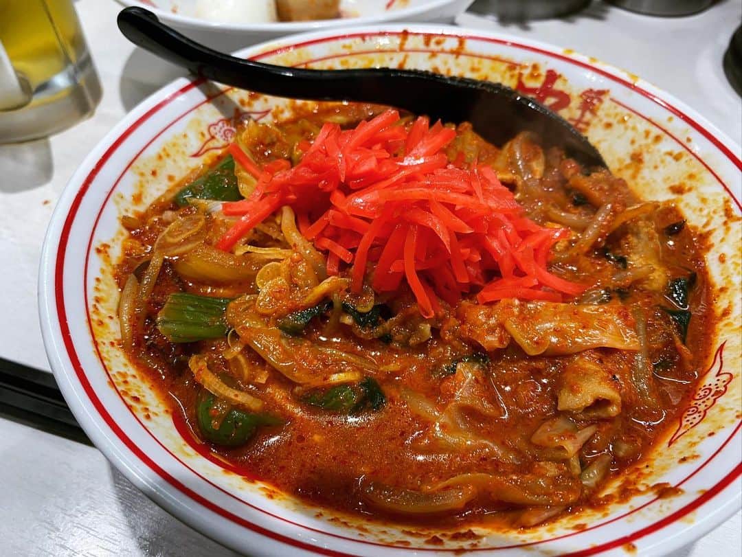 rasuさんのインスタグラム写真 - (rasuInstagram)「蒙古タンメン中本川崎店 冷し味噌やさい 麺少なめ辛さ5倍 野菜大盛り北極味玉ゆでたまごネギほうれん草  今日はLIVEする予定だから途中でお腹痛くなると困るので5倍が限界のヒヤミにしようと心に決めてたけど 野菜も食べたかったので急遽野菜に٩( ᐛ )و 北極の時も10割シャキを頼むけどクタのお野菜も甘味があってやっぱうんまいなぁ(//´﹃｀//) でもほんのりシャキッと芯は残った絶妙な火入れ加減でサイコー٩( ᐛ )و  でも野菜が多い分水分も多いので…  結局最後は紅生姜と唐辛子をぶぁさっと投入(๑´ڡ`๑)  今日も最高に旨かった…  #蒙古タンメン中本 #蒙古タンメン中本川崎 #冷し味噌やさい #旨辛 #ちょっと通い過ぎ←」8月6日 12時18分 - rashu_eat
