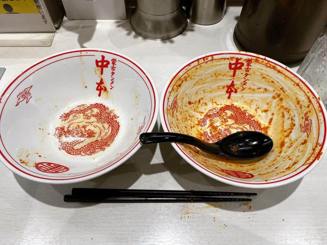 rasuさんのインスタグラム写真 - (rasuInstagram)「蒙古タンメン中本川崎店 冷し味噌やさい 麺少なめ辛さ5倍 野菜大盛り北極味玉ゆでたまごネギほうれん草  今日はLIVEする予定だから途中でお腹痛くなると困るので5倍が限界のヒヤミにしようと心に決めてたけど 野菜も食べたかったので急遽野菜に٩( ᐛ )و 北極の時も10割シャキを頼むけどクタのお野菜も甘味があってやっぱうんまいなぁ(//´﹃｀//) でもほんのりシャキッと芯は残った絶妙な火入れ加減でサイコー٩( ᐛ )و  でも野菜が多い分水分も多いので…  結局最後は紅生姜と唐辛子をぶぁさっと投入(๑´ڡ`๑)  今日も最高に旨かった…  #蒙古タンメン中本 #蒙古タンメン中本川崎 #冷し味噌やさい #旨辛 #ちょっと通い過ぎ←」8月6日 12時18分 - rashu_eat
