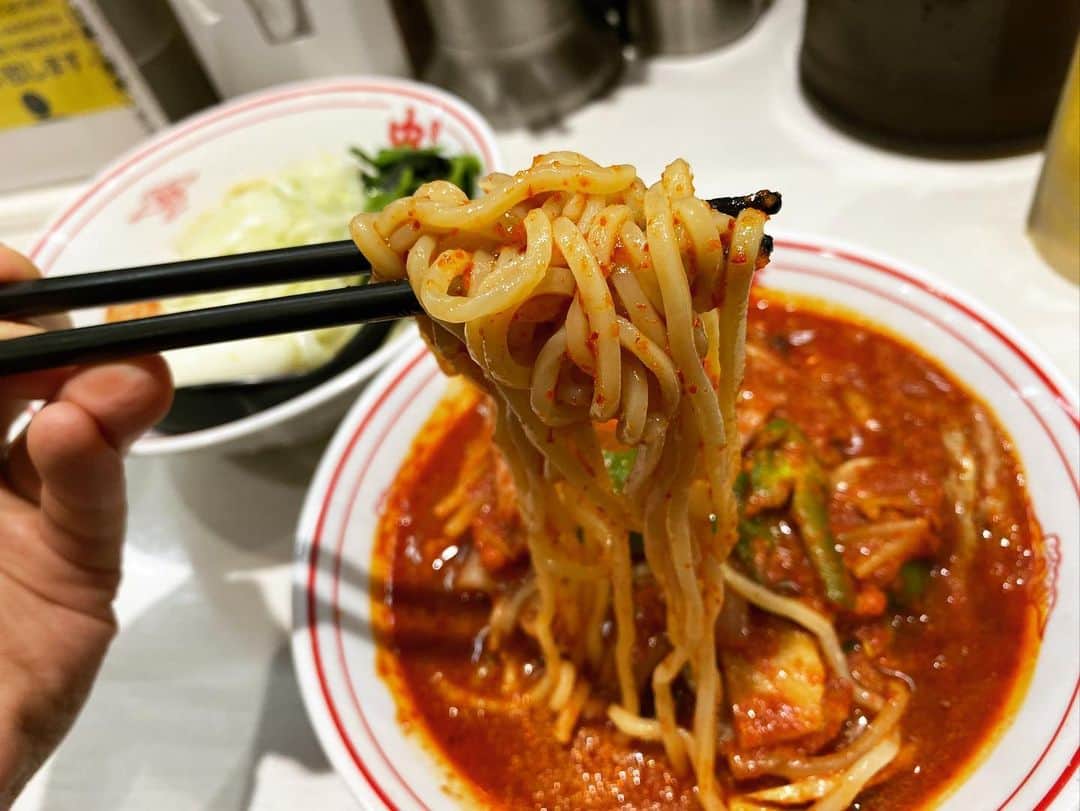 rasuさんのインスタグラム写真 - (rasuInstagram)「蒙古タンメン中本川崎店 冷し味噌やさい 麺少なめ辛さ5倍 野菜大盛り北極味玉ゆでたまごネギほうれん草  今日はLIVEする予定だから途中でお腹痛くなると困るので5倍が限界のヒヤミにしようと心に決めてたけど 野菜も食べたかったので急遽野菜に٩( ᐛ )و 北極の時も10割シャキを頼むけどクタのお野菜も甘味があってやっぱうんまいなぁ(//´﹃｀//) でもほんのりシャキッと芯は残った絶妙な火入れ加減でサイコー٩( ᐛ )و  でも野菜が多い分水分も多いので…  結局最後は紅生姜と唐辛子をぶぁさっと投入(๑´ڡ`๑)  今日も最高に旨かった…  #蒙古タンメン中本 #蒙古タンメン中本川崎 #冷し味噌やさい #旨辛 #ちょっと通い過ぎ←」8月6日 12時18分 - rashu_eat