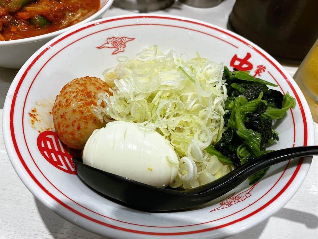 rasuさんのインスタグラム写真 - (rasuInstagram)「蒙古タンメン中本川崎店 冷し味噌やさい 麺少なめ辛さ5倍 野菜大盛り北極味玉ゆでたまごネギほうれん草  今日はLIVEする予定だから途中でお腹痛くなると困るので5倍が限界のヒヤミにしようと心に決めてたけど 野菜も食べたかったので急遽野菜に٩( ᐛ )و 北極の時も10割シャキを頼むけどクタのお野菜も甘味があってやっぱうんまいなぁ(//´﹃｀//) でもほんのりシャキッと芯は残った絶妙な火入れ加減でサイコー٩( ᐛ )و  でも野菜が多い分水分も多いので…  結局最後は紅生姜と唐辛子をぶぁさっと投入(๑´ڡ`๑)  今日も最高に旨かった…  #蒙古タンメン中本 #蒙古タンメン中本川崎 #冷し味噌やさい #旨辛 #ちょっと通い過ぎ←」8月6日 12時18分 - rashu_eat