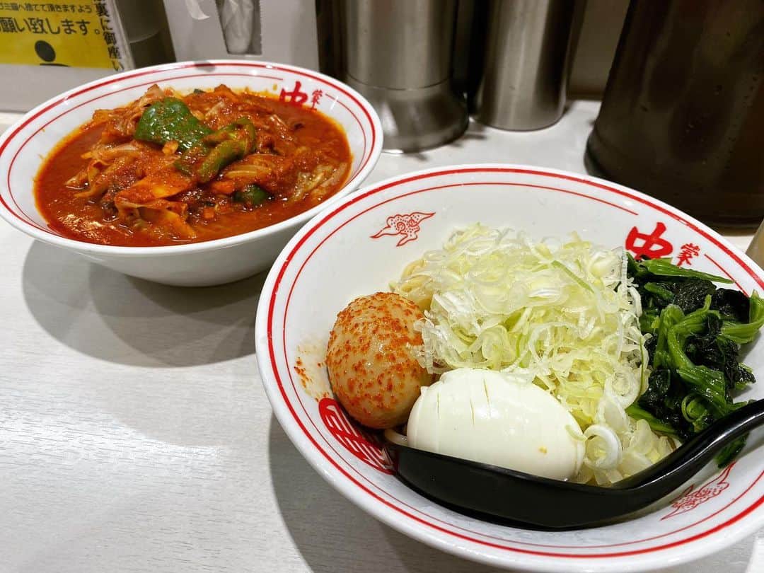 rasuさんのインスタグラム写真 - (rasuInstagram)「蒙古タンメン中本川崎店 冷し味噌やさい 麺少なめ辛さ5倍 野菜大盛り北極味玉ゆでたまごネギほうれん草  今日はLIVEする予定だから途中でお腹痛くなると困るので5倍が限界のヒヤミにしようと心に決めてたけど 野菜も食べたかったので急遽野菜に٩( ᐛ )و 北極の時も10割シャキを頼むけどクタのお野菜も甘味があってやっぱうんまいなぁ(//´﹃｀//) でもほんのりシャキッと芯は残った絶妙な火入れ加減でサイコー٩( ᐛ )و  でも野菜が多い分水分も多いので…  結局最後は紅生姜と唐辛子をぶぁさっと投入(๑´ڡ`๑)  今日も最高に旨かった…  #蒙古タンメン中本 #蒙古タンメン中本川崎 #冷し味噌やさい #旨辛 #ちょっと通い過ぎ←」8月6日 12時18分 - rashu_eat
