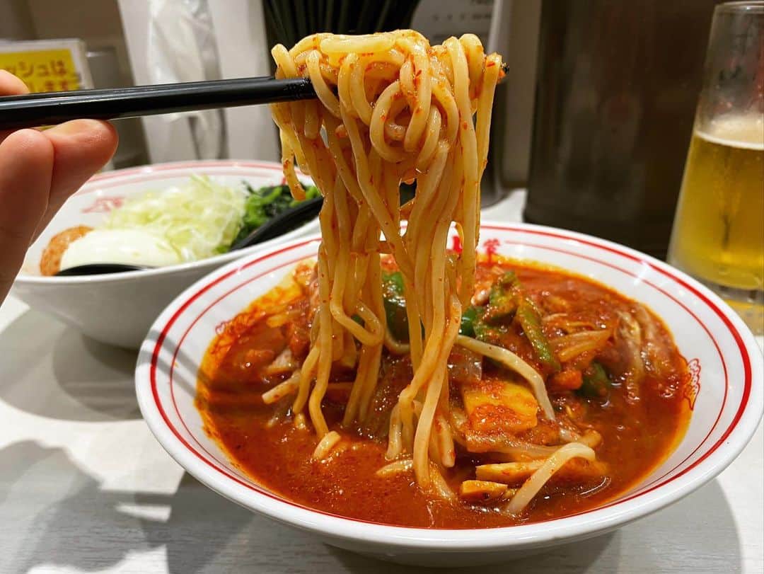 rasuさんのインスタグラム写真 - (rasuInstagram)「蒙古タンメン中本川崎店 冷し味噌やさい 麺少なめ辛さ5倍 野菜大盛り北極味玉ゆでたまごネギほうれん草  今日はLIVEする予定だから途中でお腹痛くなると困るので5倍が限界のヒヤミにしようと心に決めてたけど 野菜も食べたかったので急遽野菜に٩( ᐛ )و 北極の時も10割シャキを頼むけどクタのお野菜も甘味があってやっぱうんまいなぁ(//´﹃｀//) でもほんのりシャキッと芯は残った絶妙な火入れ加減でサイコー٩( ᐛ )و  でも野菜が多い分水分も多いので…  結局最後は紅生姜と唐辛子をぶぁさっと投入(๑´ڡ`๑)  今日も最高に旨かった…  #蒙古タンメン中本 #蒙古タンメン中本川崎 #冷し味噌やさい #旨辛 #ちょっと通い過ぎ←」8月6日 12時18分 - rashu_eat