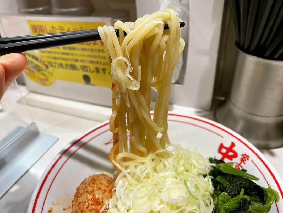 rasuさんのインスタグラム写真 - (rasuInstagram)「蒙古タンメン中本川崎店 冷し味噌やさい 麺少なめ辛さ5倍 野菜大盛り北極味玉ゆでたまごネギほうれん草  今日はLIVEする予定だから途中でお腹痛くなると困るので5倍が限界のヒヤミにしようと心に決めてたけど 野菜も食べたかったので急遽野菜に٩( ᐛ )و 北極の時も10割シャキを頼むけどクタのお野菜も甘味があってやっぱうんまいなぁ(//´﹃｀//) でもほんのりシャキッと芯は残った絶妙な火入れ加減でサイコー٩( ᐛ )و  でも野菜が多い分水分も多いので…  結局最後は紅生姜と唐辛子をぶぁさっと投入(๑´ڡ`๑)  今日も最高に旨かった…  #蒙古タンメン中本 #蒙古タンメン中本川崎 #冷し味噌やさい #旨辛 #ちょっと通い過ぎ←」8月6日 12時18分 - rashu_eat