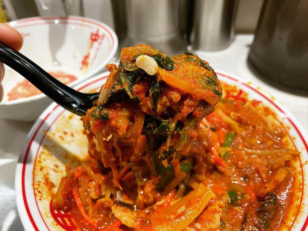 rasuさんのインスタグラム写真 - (rasuInstagram)「蒙古タンメン中本川崎店 冷し味噌やさい 麺少なめ辛さ5倍 野菜大盛り北極味玉ゆでたまごネギほうれん草  今日はLIVEする予定だから途中でお腹痛くなると困るので5倍が限界のヒヤミにしようと心に決めてたけど 野菜も食べたかったので急遽野菜に٩( ᐛ )و 北極の時も10割シャキを頼むけどクタのお野菜も甘味があってやっぱうんまいなぁ(//´﹃｀//) でもほんのりシャキッと芯は残った絶妙な火入れ加減でサイコー٩( ᐛ )و  でも野菜が多い分水分も多いので…  結局最後は紅生姜と唐辛子をぶぁさっと投入(๑´ڡ`๑)  今日も最高に旨かった…  #蒙古タンメン中本 #蒙古タンメン中本川崎 #冷し味噌やさい #旨辛 #ちょっと通い過ぎ←」8月6日 12時18分 - rashu_eat