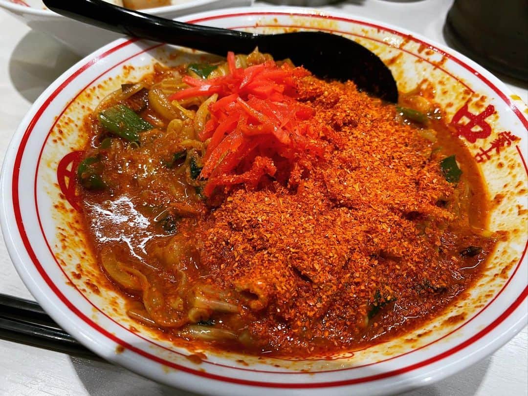 rasuさんのインスタグラム写真 - (rasuInstagram)「蒙古タンメン中本川崎店 冷し味噌やさい 麺少なめ辛さ5倍 野菜大盛り北極味玉ゆでたまごネギほうれん草  今日はLIVEする予定だから途中でお腹痛くなると困るので5倍が限界のヒヤミにしようと心に決めてたけど 野菜も食べたかったので急遽野菜に٩( ᐛ )و 北極の時も10割シャキを頼むけどクタのお野菜も甘味があってやっぱうんまいなぁ(//´﹃｀//) でもほんのりシャキッと芯は残った絶妙な火入れ加減でサイコー٩( ᐛ )و  でも野菜が多い分水分も多いので…  結局最後は紅生姜と唐辛子をぶぁさっと投入(๑´ڡ`๑)  今日も最高に旨かった…  #蒙古タンメン中本 #蒙古タンメン中本川崎 #冷し味噌やさい #旨辛 #ちょっと通い過ぎ←」8月6日 12時18分 - rashu_eat